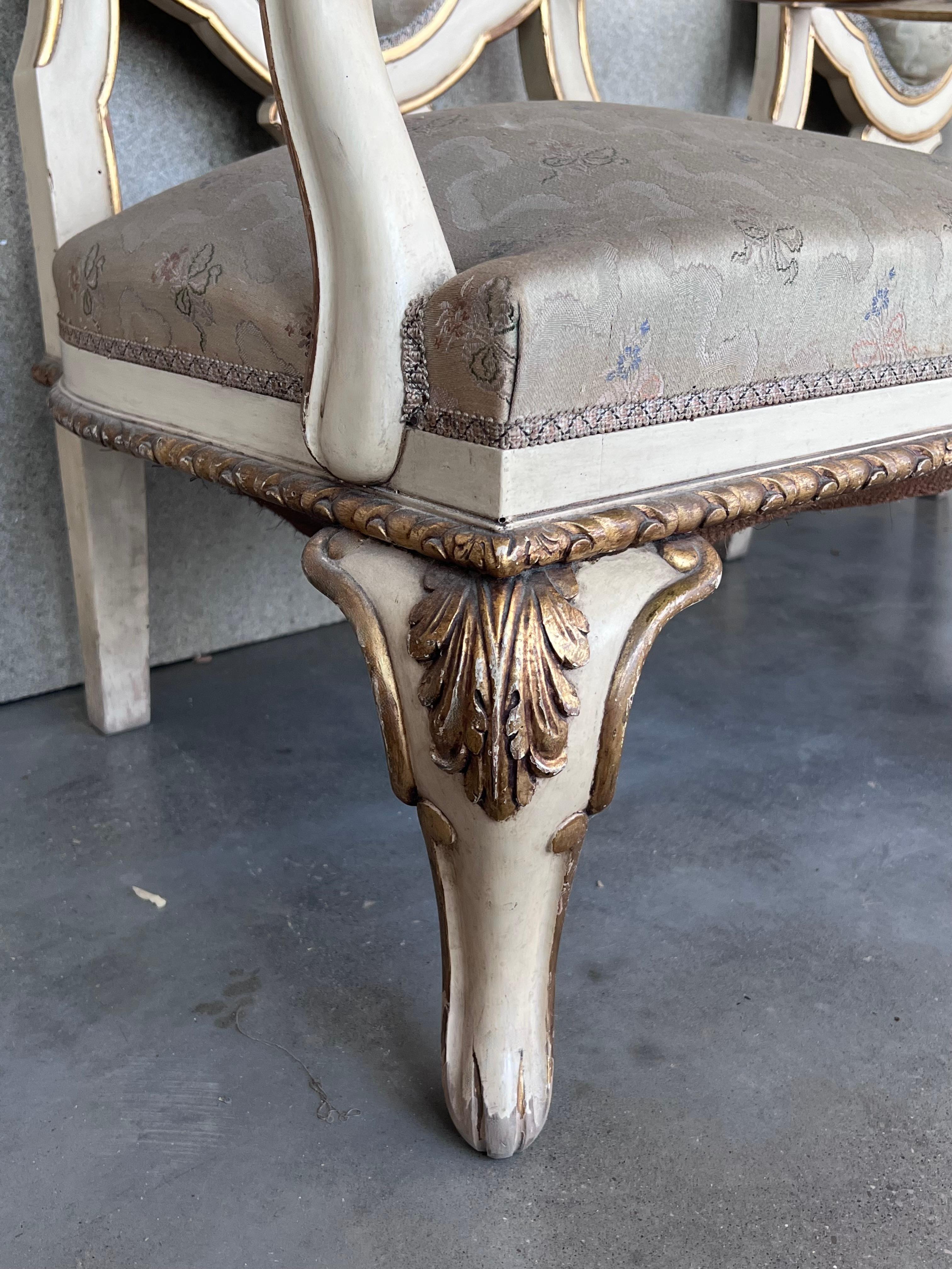 Paar venezianische handbemalte Sessel in weißer antiker Bemalung und vergoldetem Holz im Angebot 4