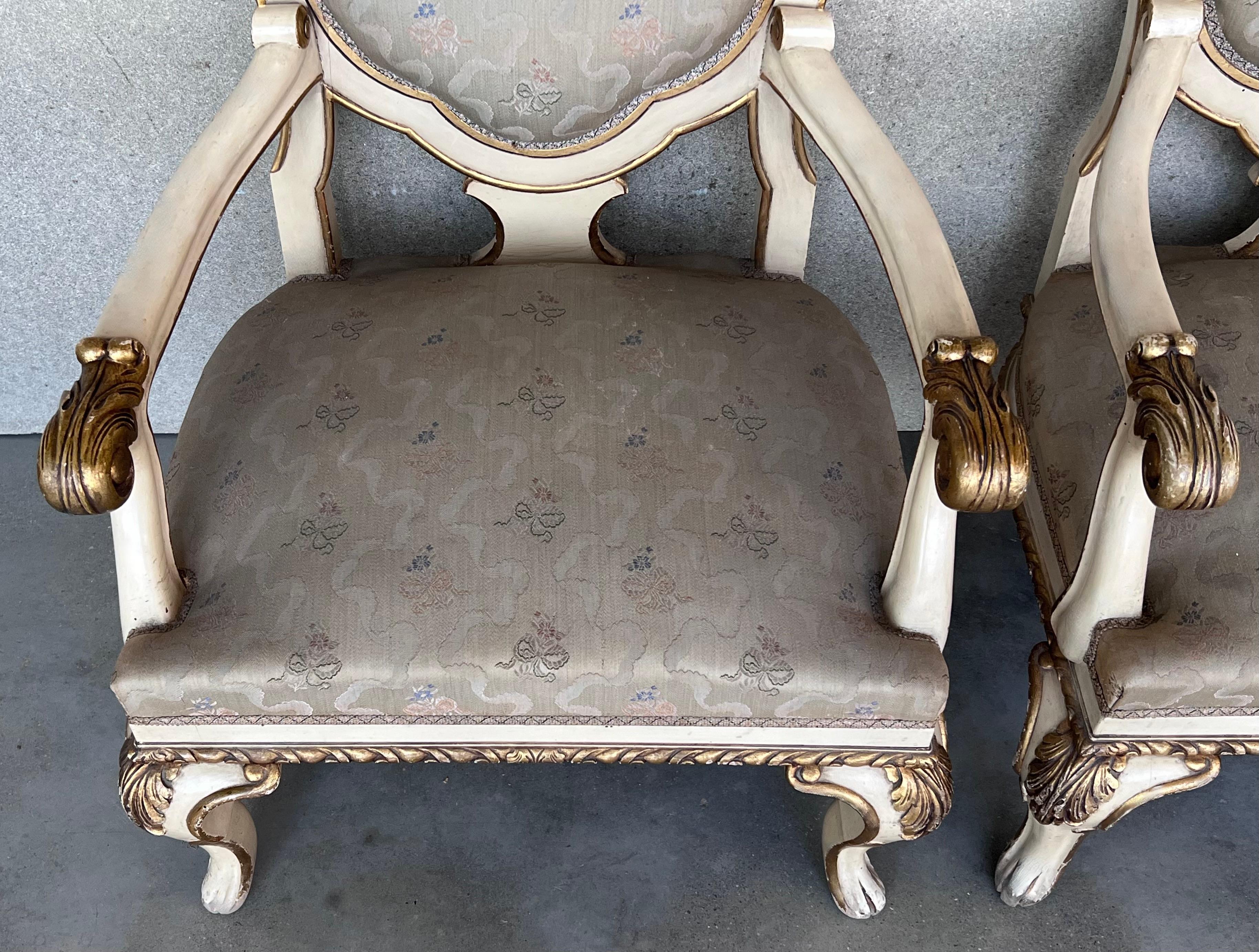 Paar venezianische handbemalte Sessel in weißer antiker Bemalung und vergoldetem Holz im Angebot 1
