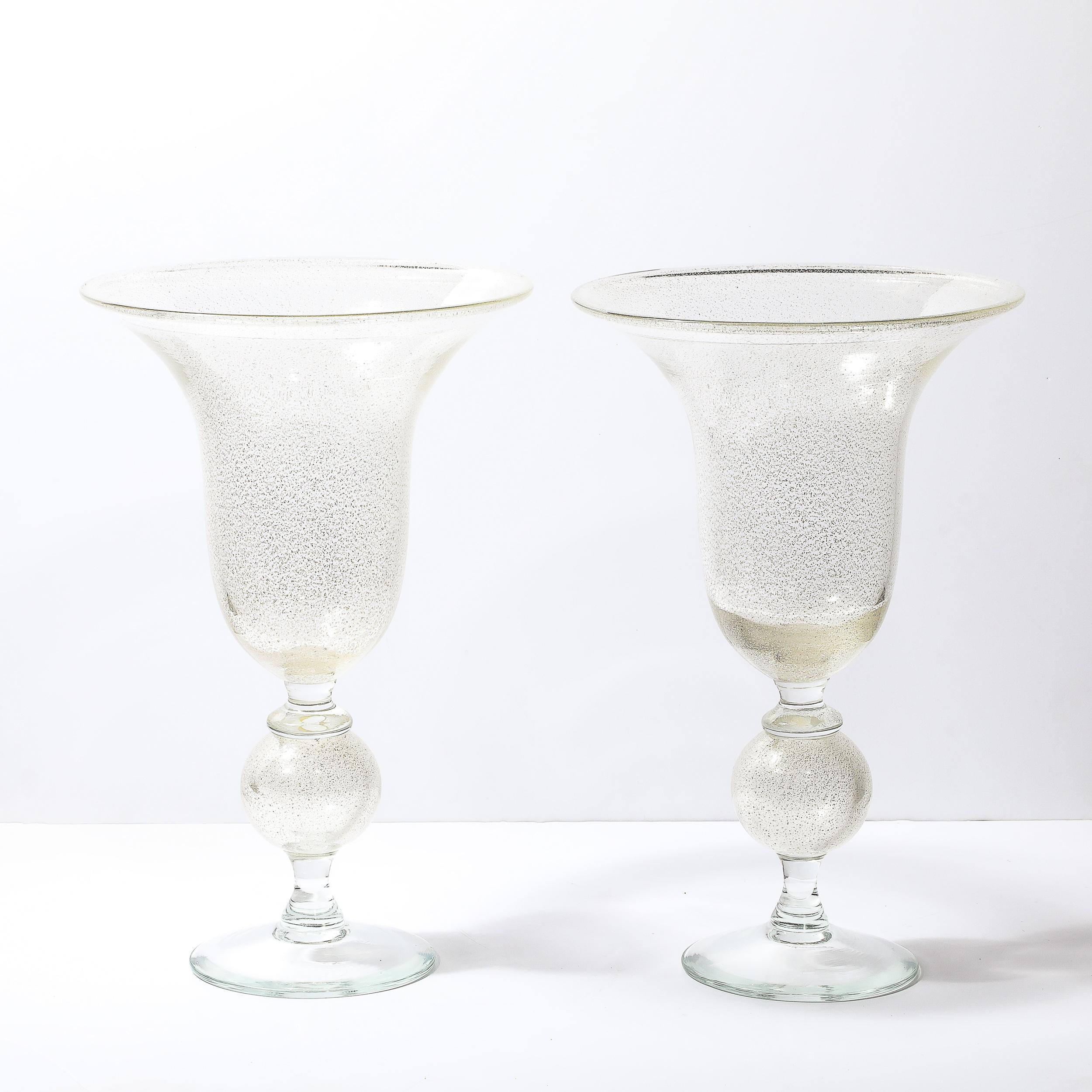Este impresionante par de jarrones de cristal translúcido soplado a mano de mediados del siglo XX de Vetri Artistici proceden de Italia, circa 1970. Con una escala atrevida y una silueta y proporciones elegantes, estas piezas están realizadas en una