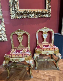 Paire de chaises de style rococo laqué vénitien avec tapisserie Fornasetti