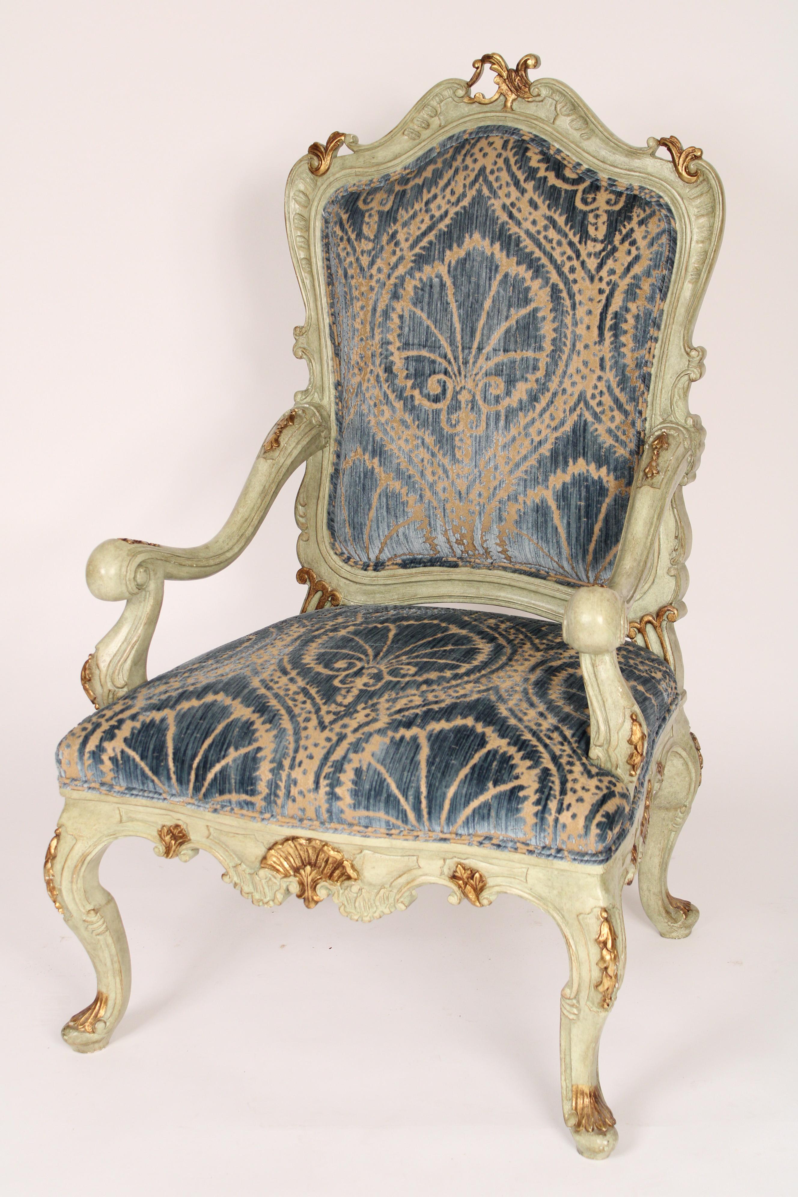 Paire de fauteuils vénitiens de style Louis XV, peints et décorés de dorures, fin du 20e siècle.