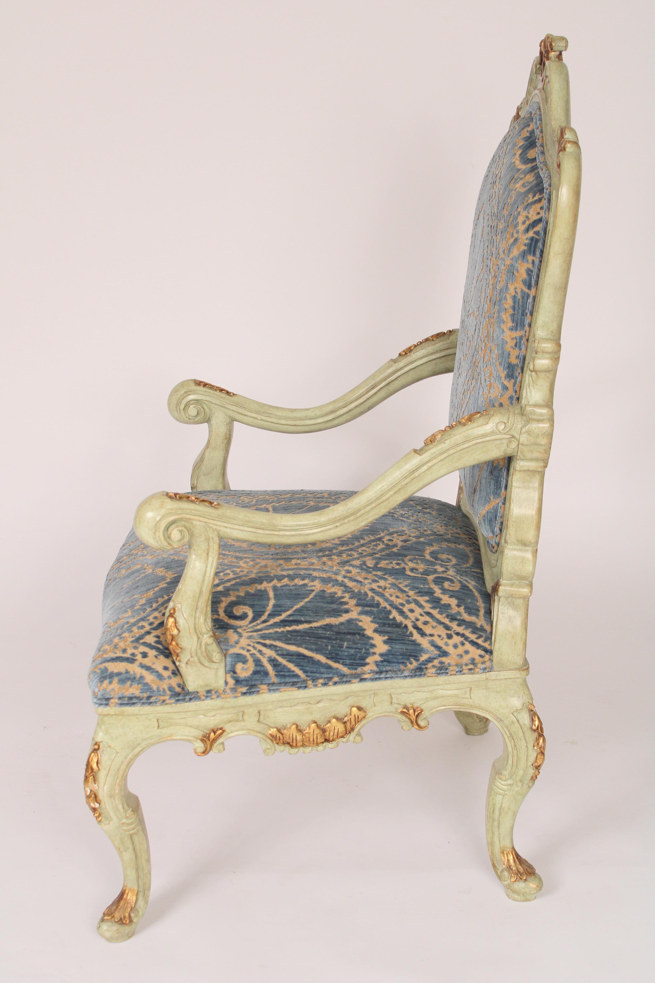 Inconnu Paire de fauteuils vénitiens de style Louis XV peints et décorés de dorures en vente