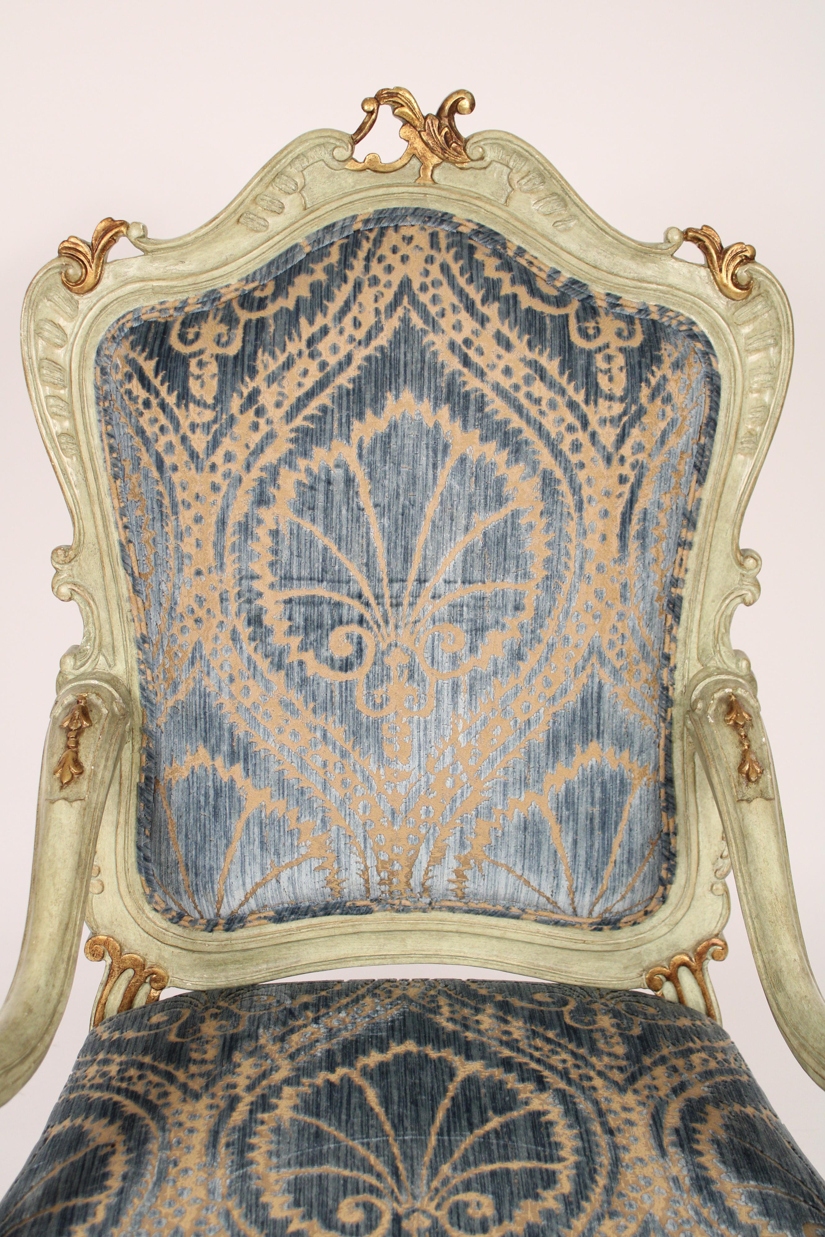 20ième siècle Paire de fauteuils vénitiens de style Louis XV peints et décorés de dorures en vente