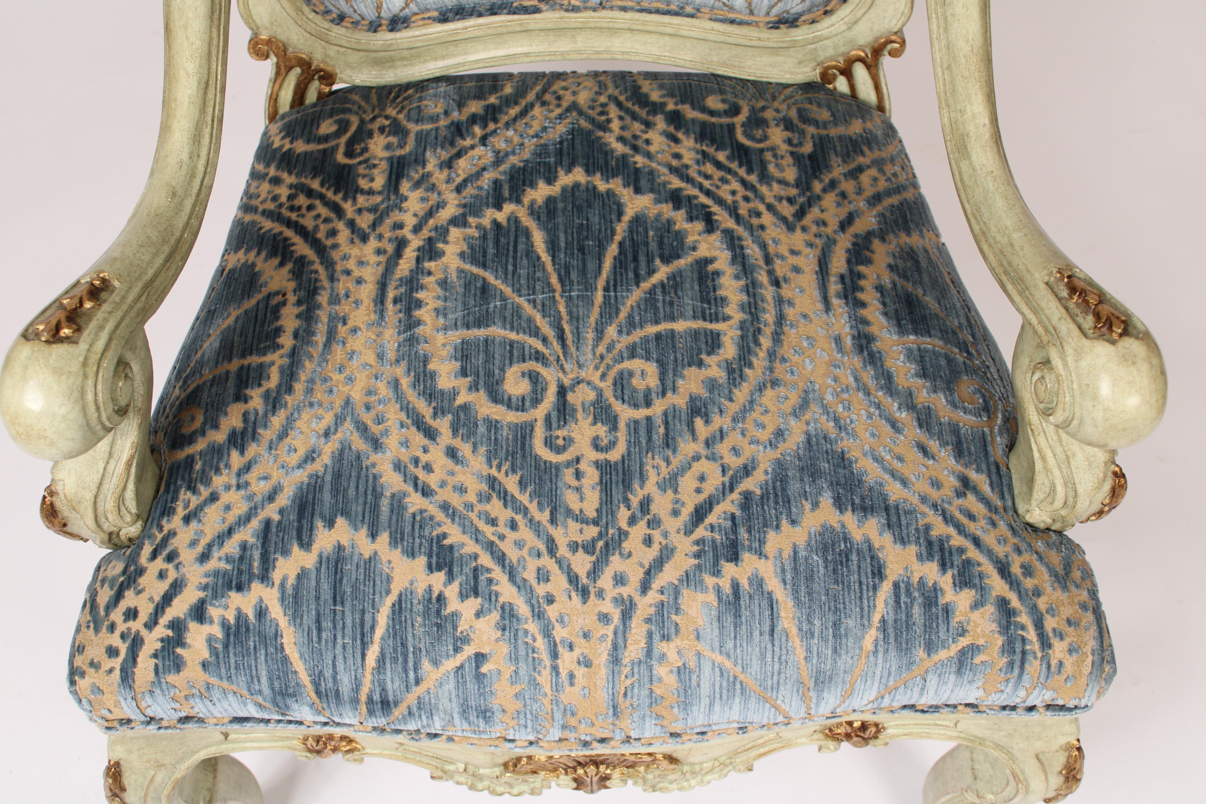 Tissu d'ameublement Paire de fauteuils vénitiens de style Louis XV peints et décorés de dorures en vente