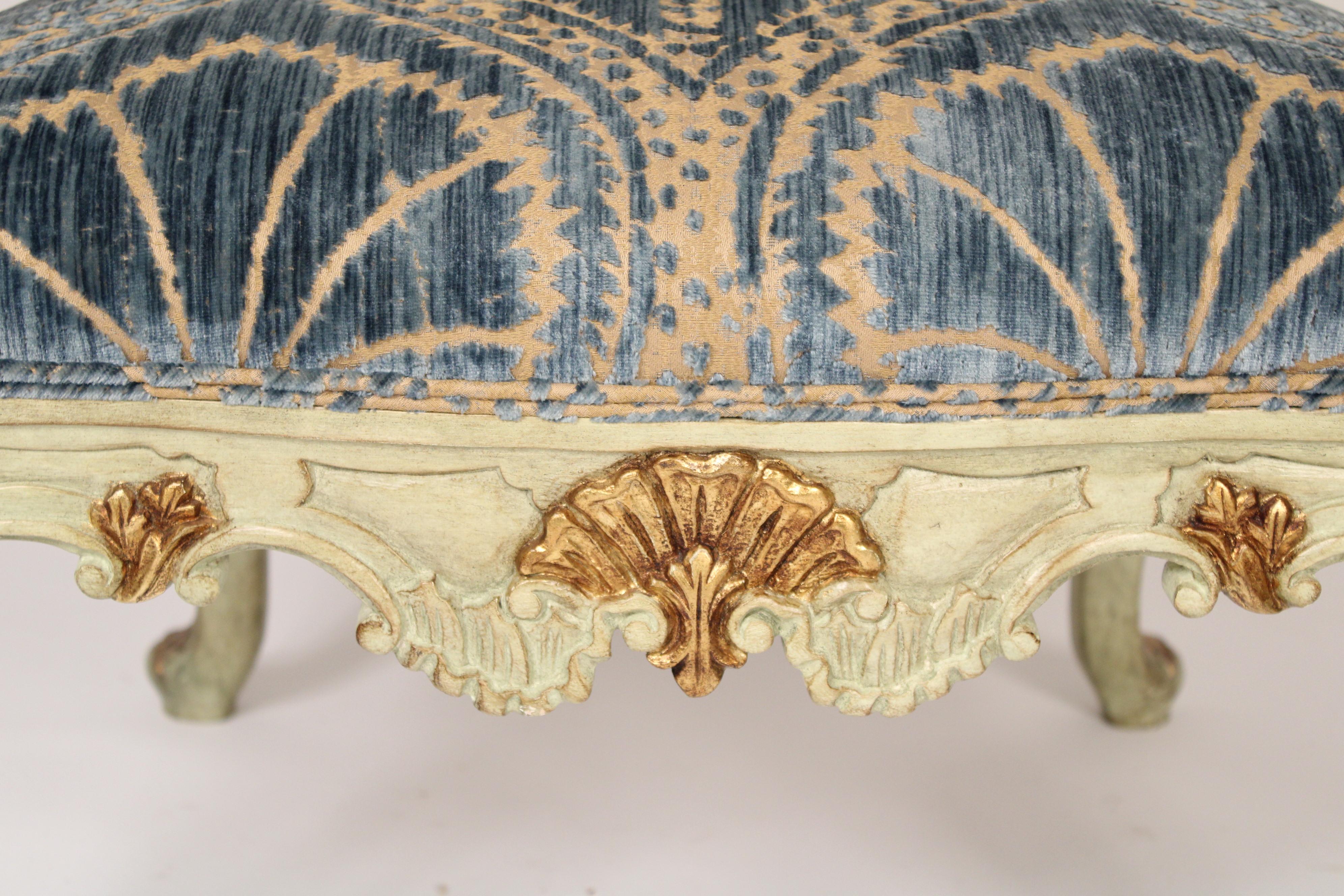 Paire de fauteuils vénitiens de style Louis XV peints et décorés de dorures en vente 2