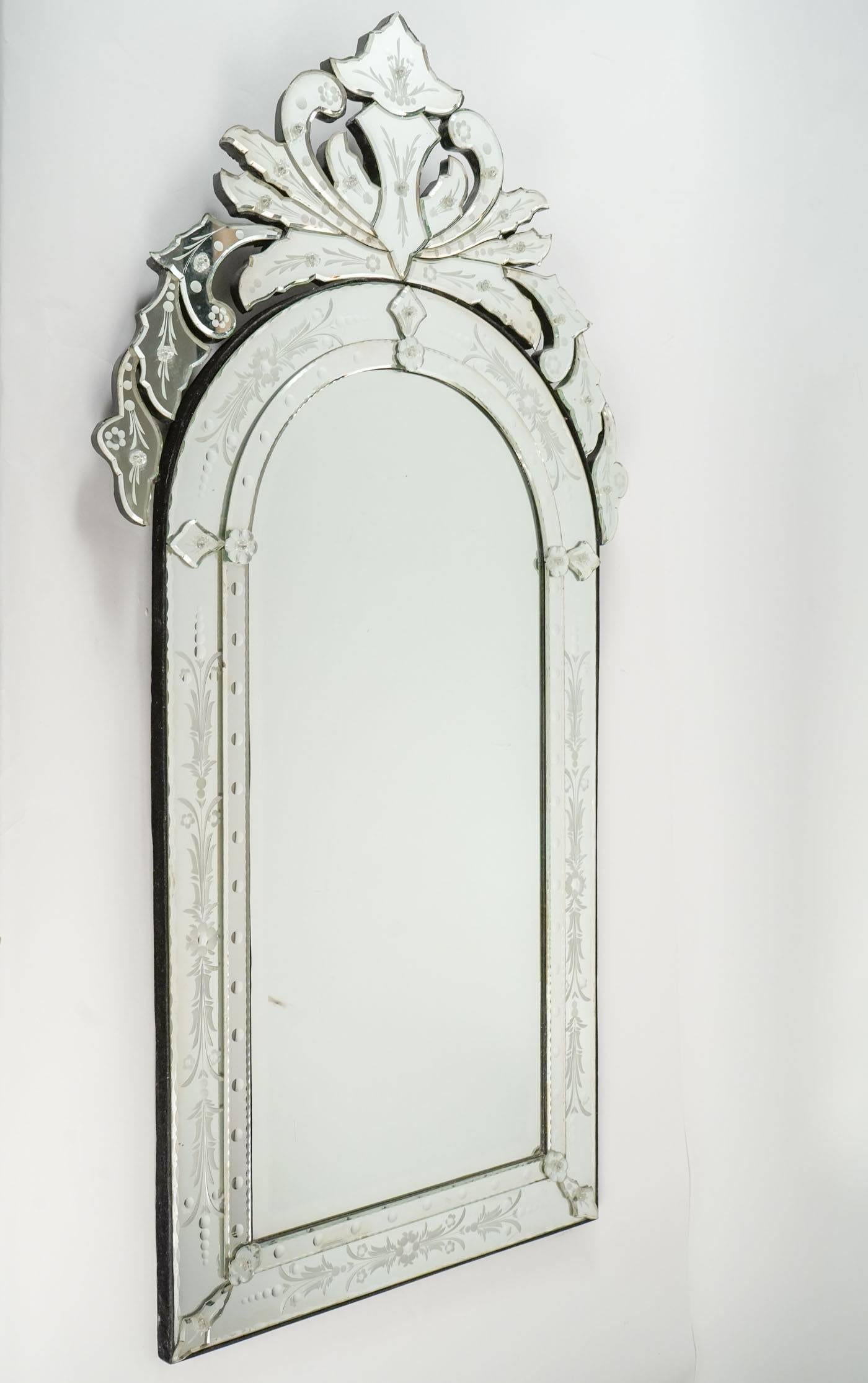 Pair of Venetian mirror of the 20th century. Glass is etched and bevelled.
 