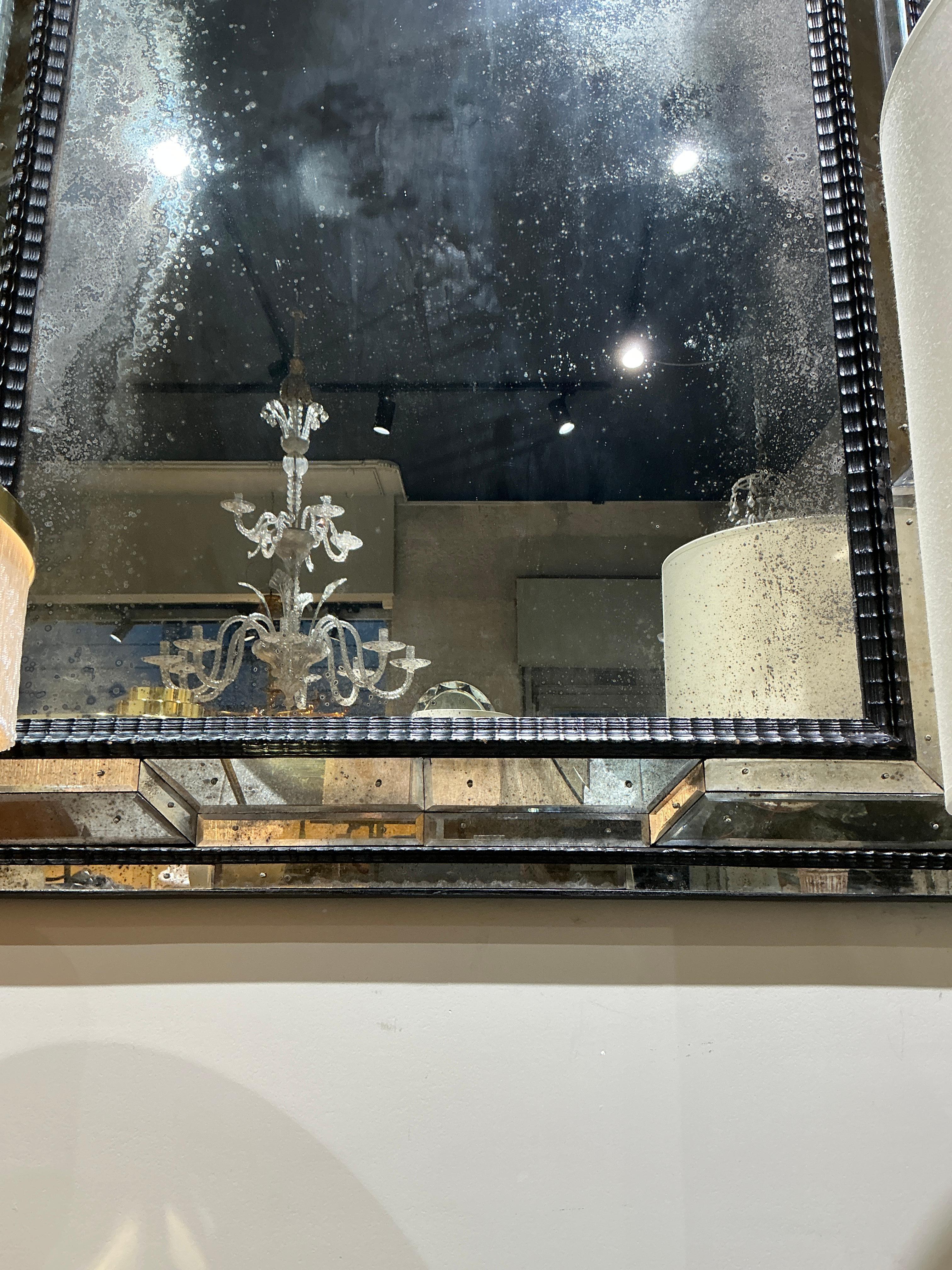 Impressionante coppia di specchi veneziani del 1960 circa nello stile di Serge Roche 
Telaio in legno nero 
Pesante - bel lavoro 
