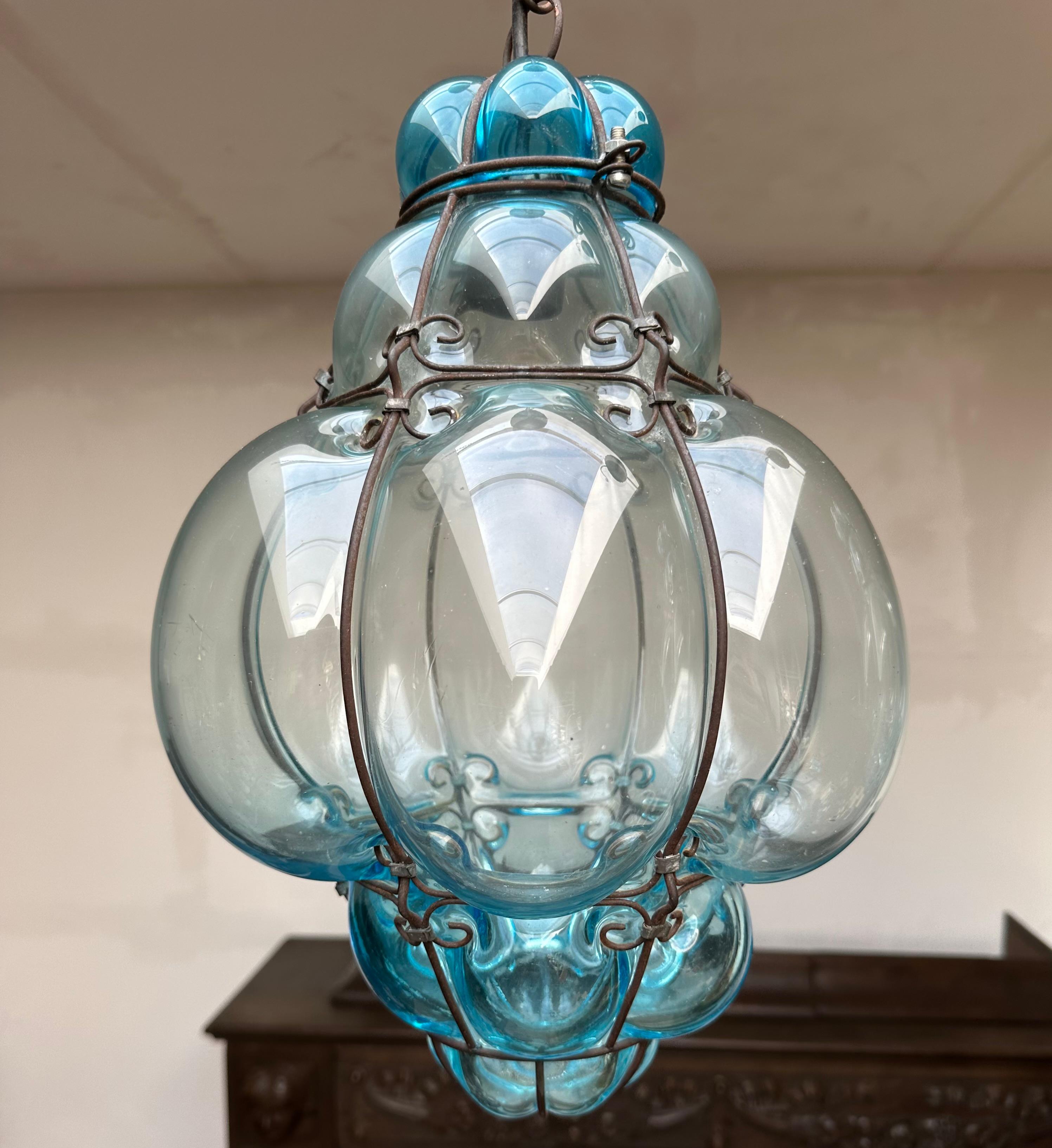 Paar venezianische Murano Pendelleuchten Mundgeblasenes blaues Glas in Eisenrahmen im Angebot 2