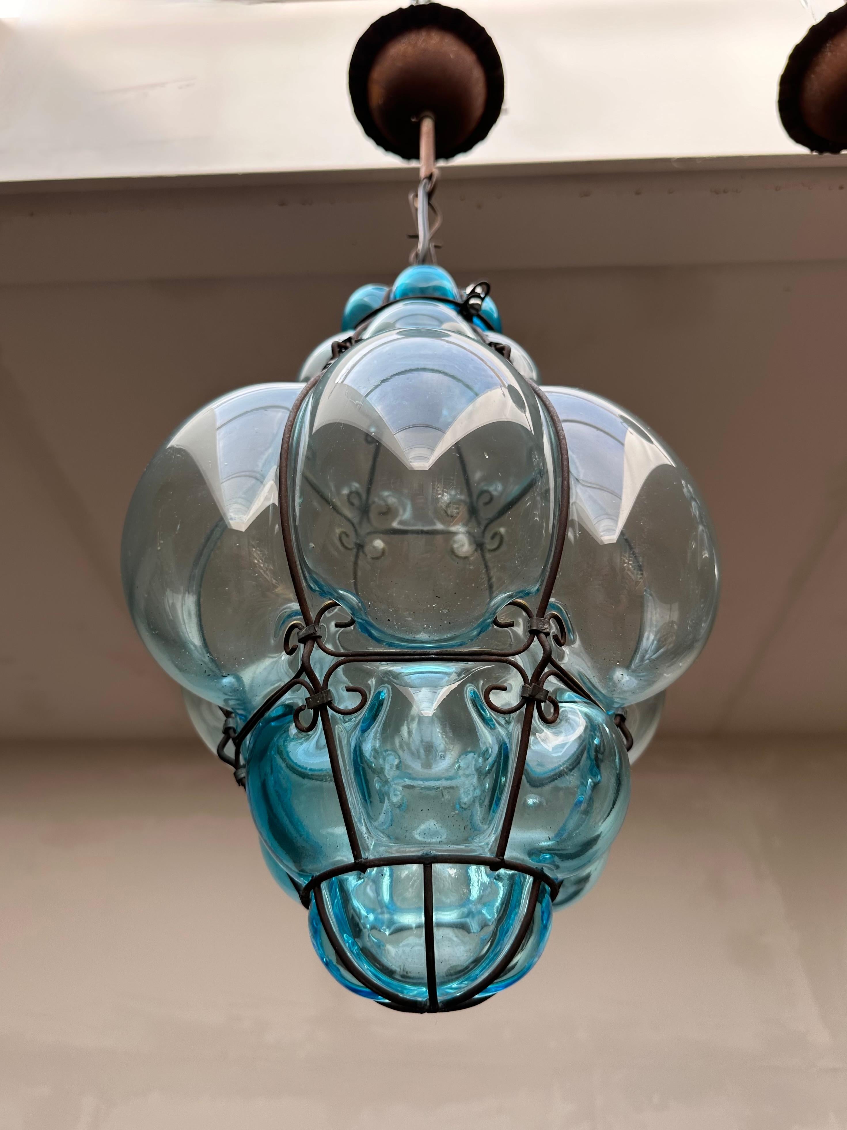 Paar venezianische Murano Pendelleuchten Mundgeblasenes blaues Glas in Eisenrahmen im Angebot 3
