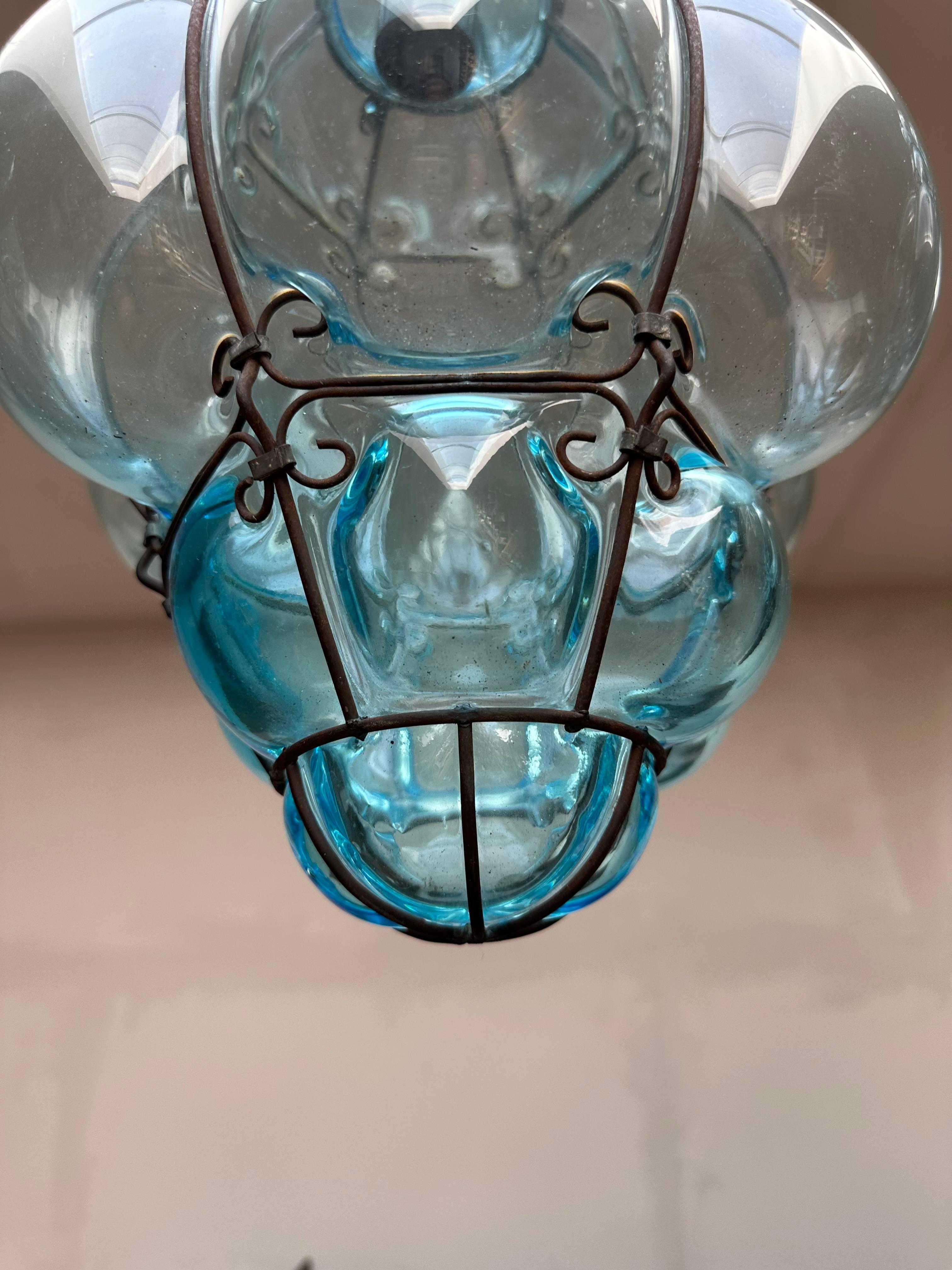 Paar venezianische Murano Pendelleuchten Mundgeblasenes blaues Glas in Eisenrahmen im Angebot 4