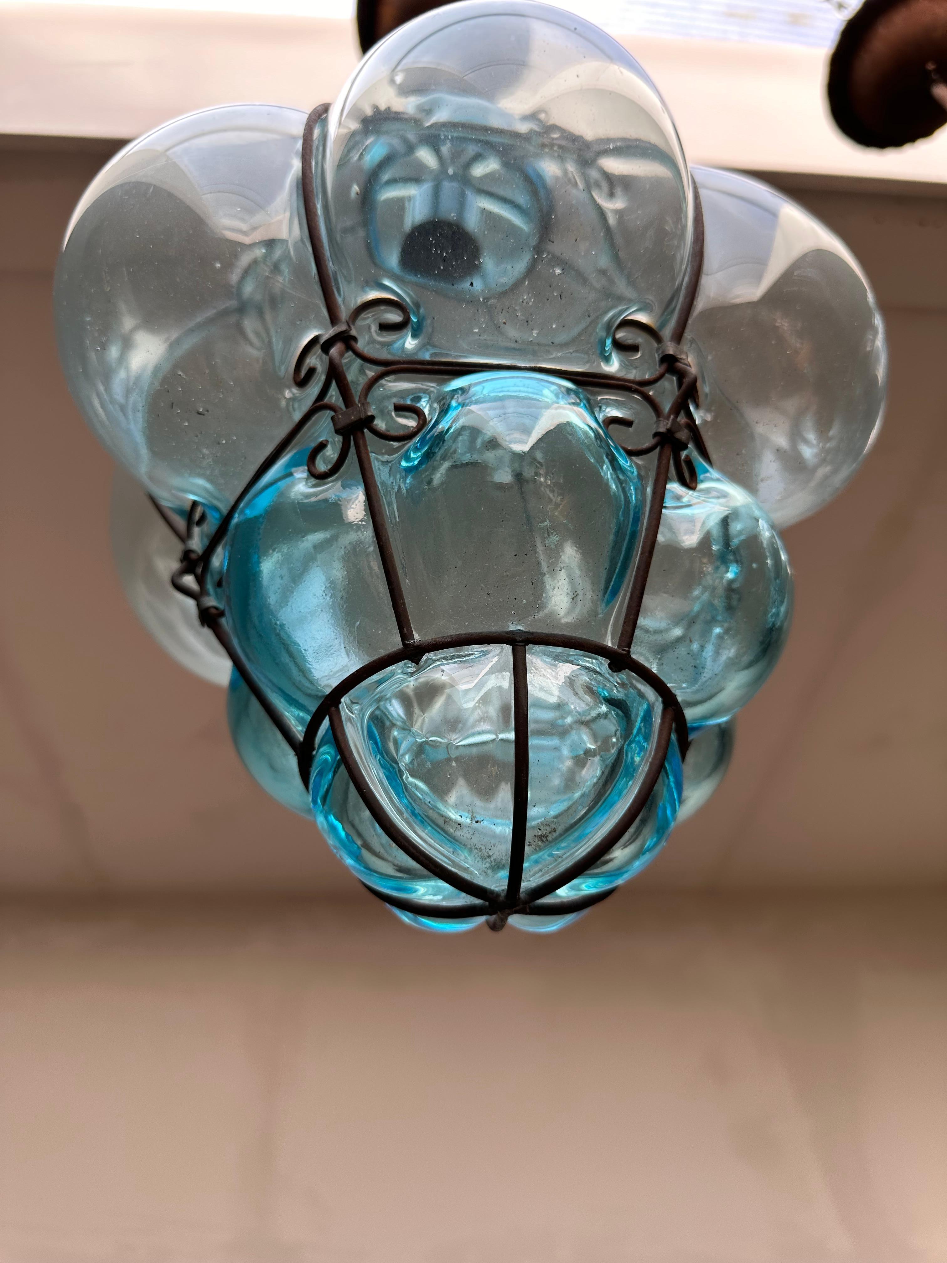 Paar venezianische Murano Pendelleuchten Mundgeblasenes blaues Glas in Eisenrahmen im Angebot 5