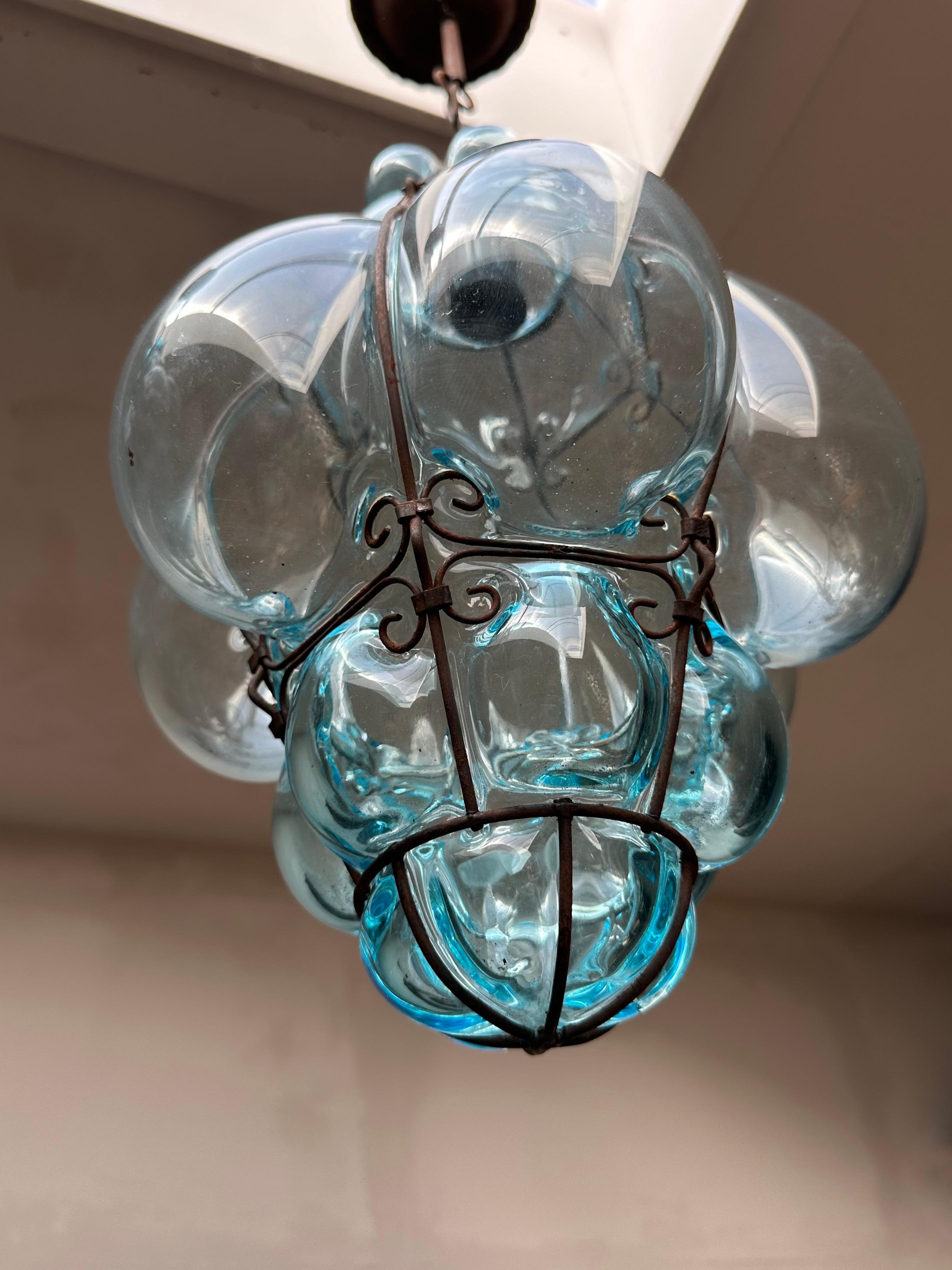 Paar venezianische Murano Pendelleuchten Mundgeblasenes blaues Glas in Eisenrahmen im Angebot 6