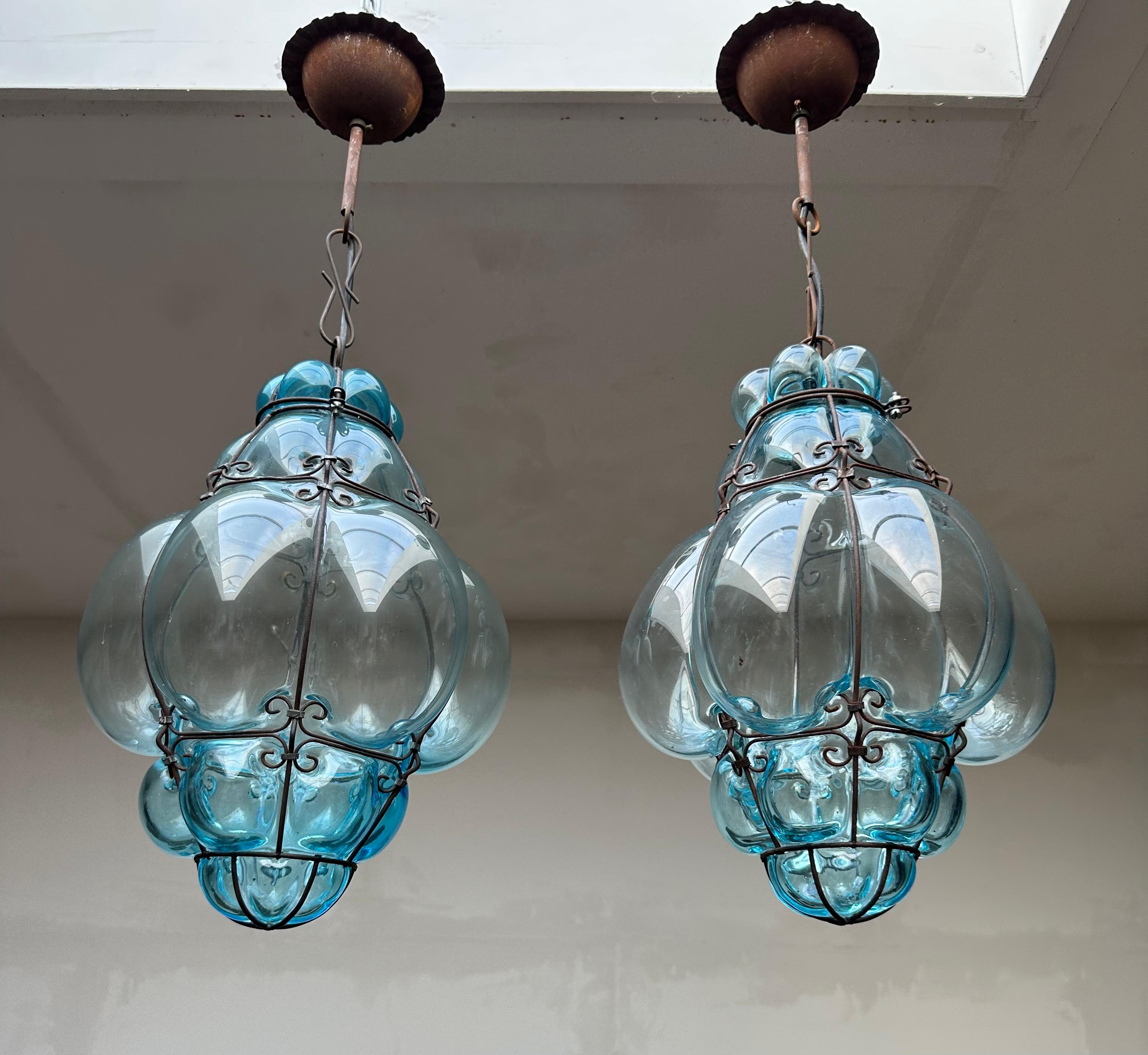 Paar venezianische Murano Pendelleuchten Mundgeblasenes blaues Glas in Eisenrahmen im Angebot 7