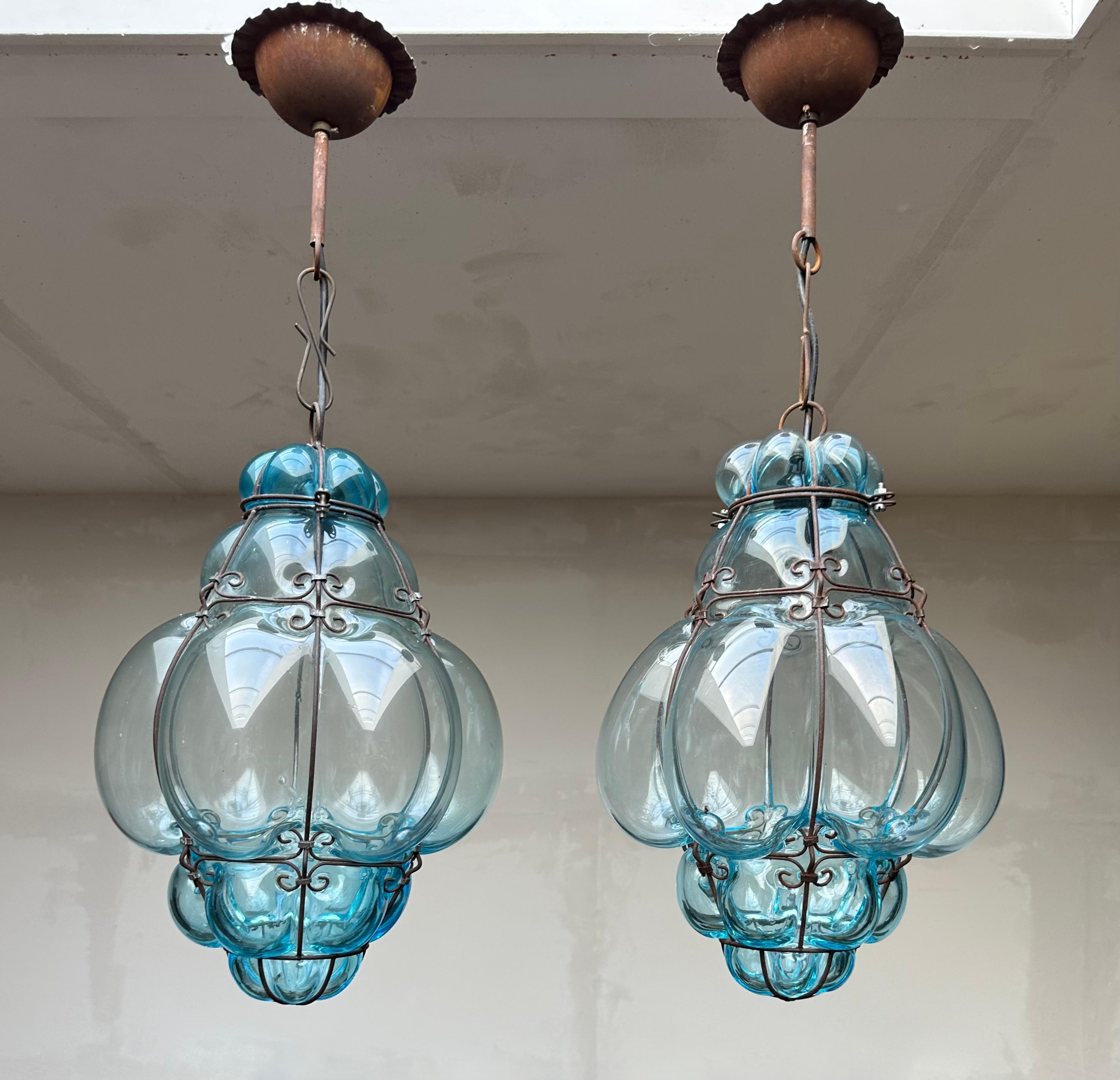 Paar venezianische Murano Pendelleuchten Mundgeblasenes blaues Glas in Eisenrahmen im Angebot 12
