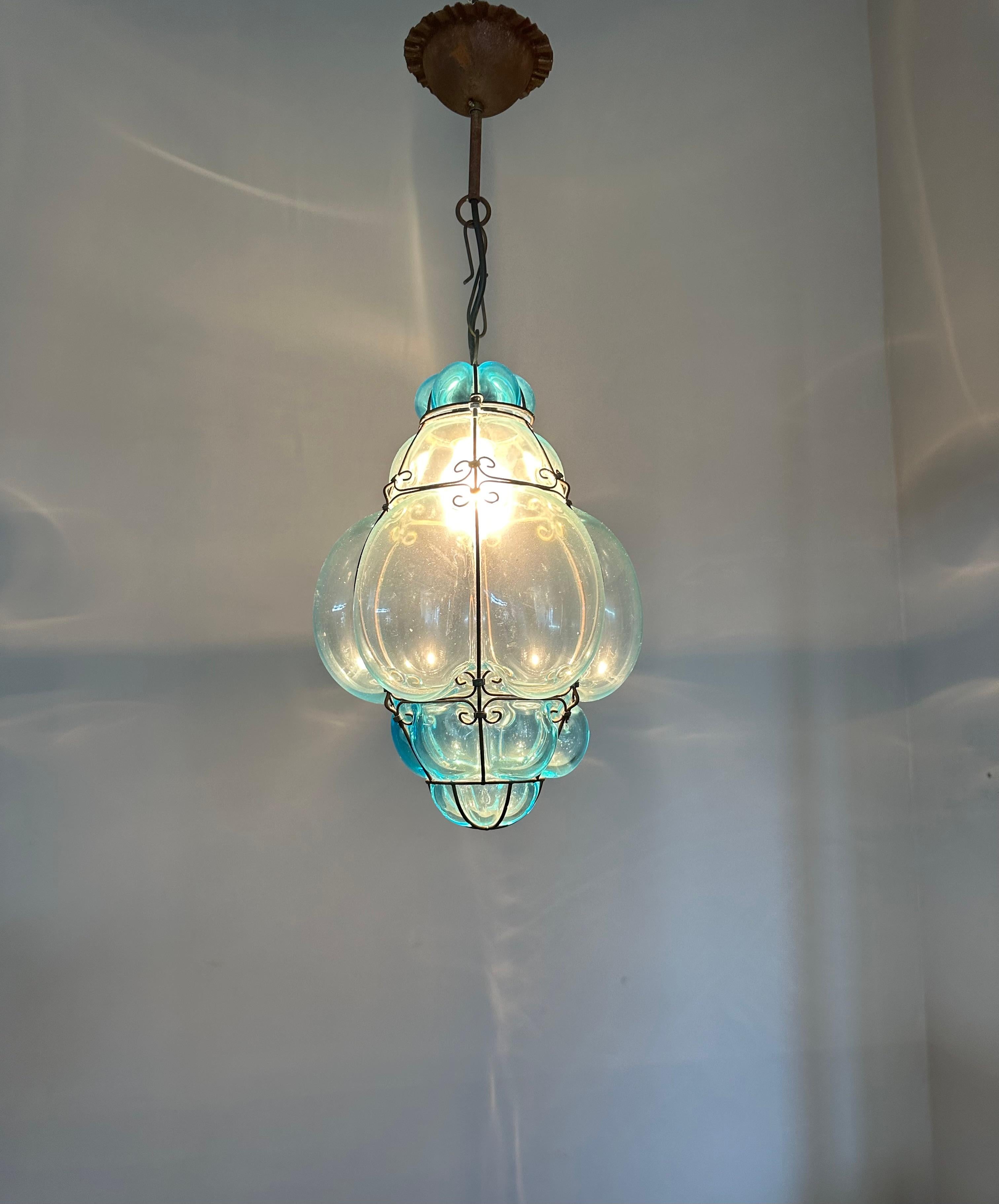 Paar venezianische Murano Pendelleuchten Mundgeblasenes blaues Glas in Eisenrahmen im Angebot 11