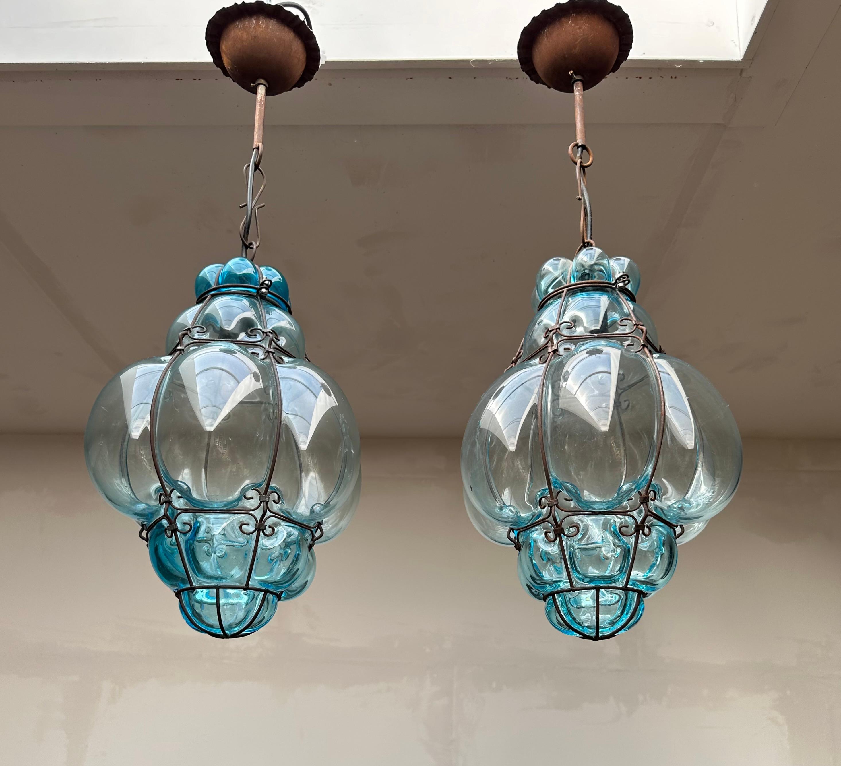 Wunderschönes Paar venezianischer Kunstglaslüster in praktischer Größe und gutem Zustand.

Wenn Sie auf der Suche nach einem seltenen und stilvollen Paar Murano-Armaturen für Ihr Zuhause sind, dann könnten diese handgefertigten Armaturen genau das