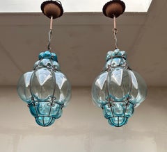 Coppia di lampade a sospensione di Murano soffiate a bocca in vetro blu con montatura in ferro