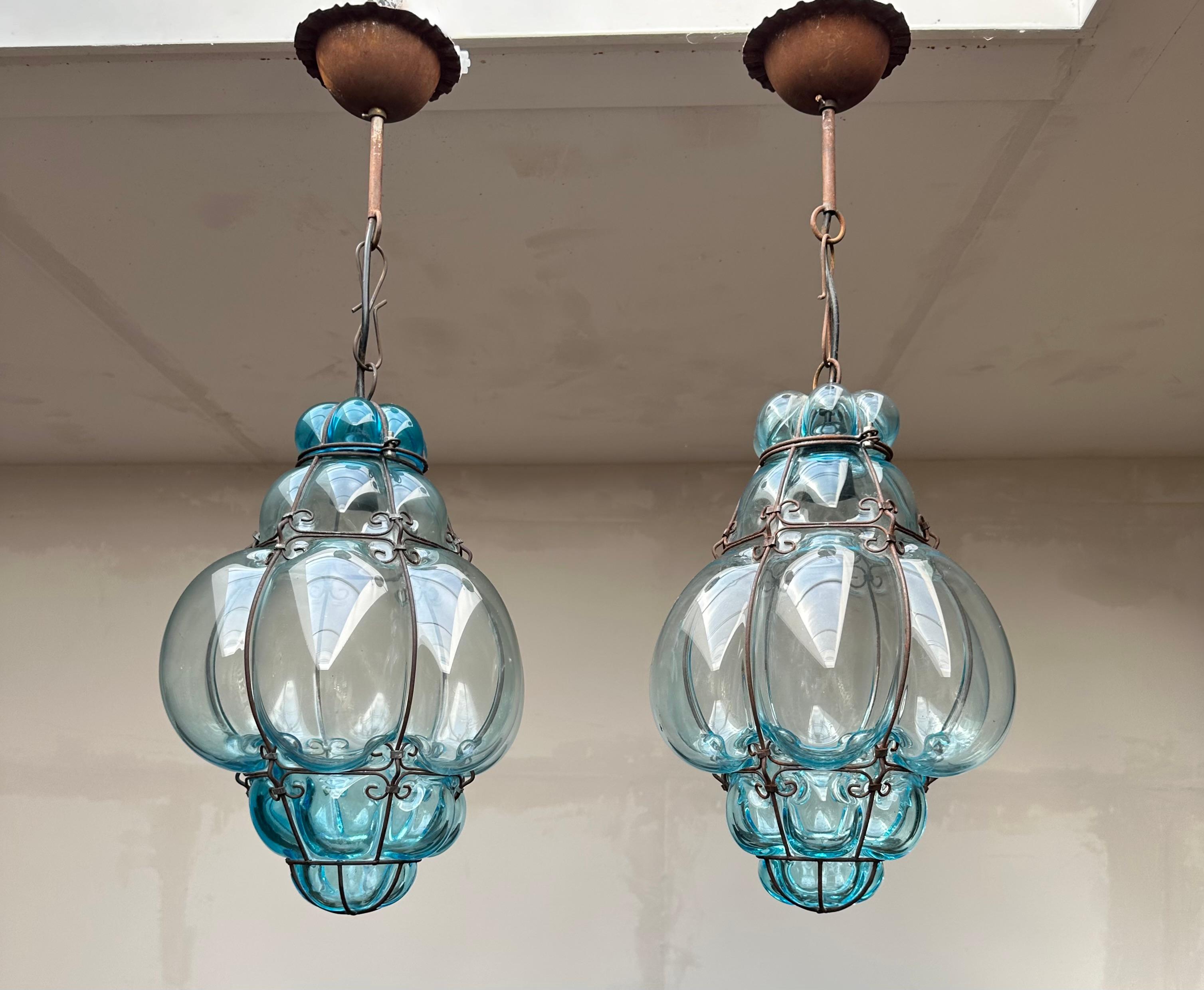 Paar venezianische Murano Pendelleuchten Mundgeblasenes blaues Glas in Eisenrahmen (Arts and Crafts) im Angebot