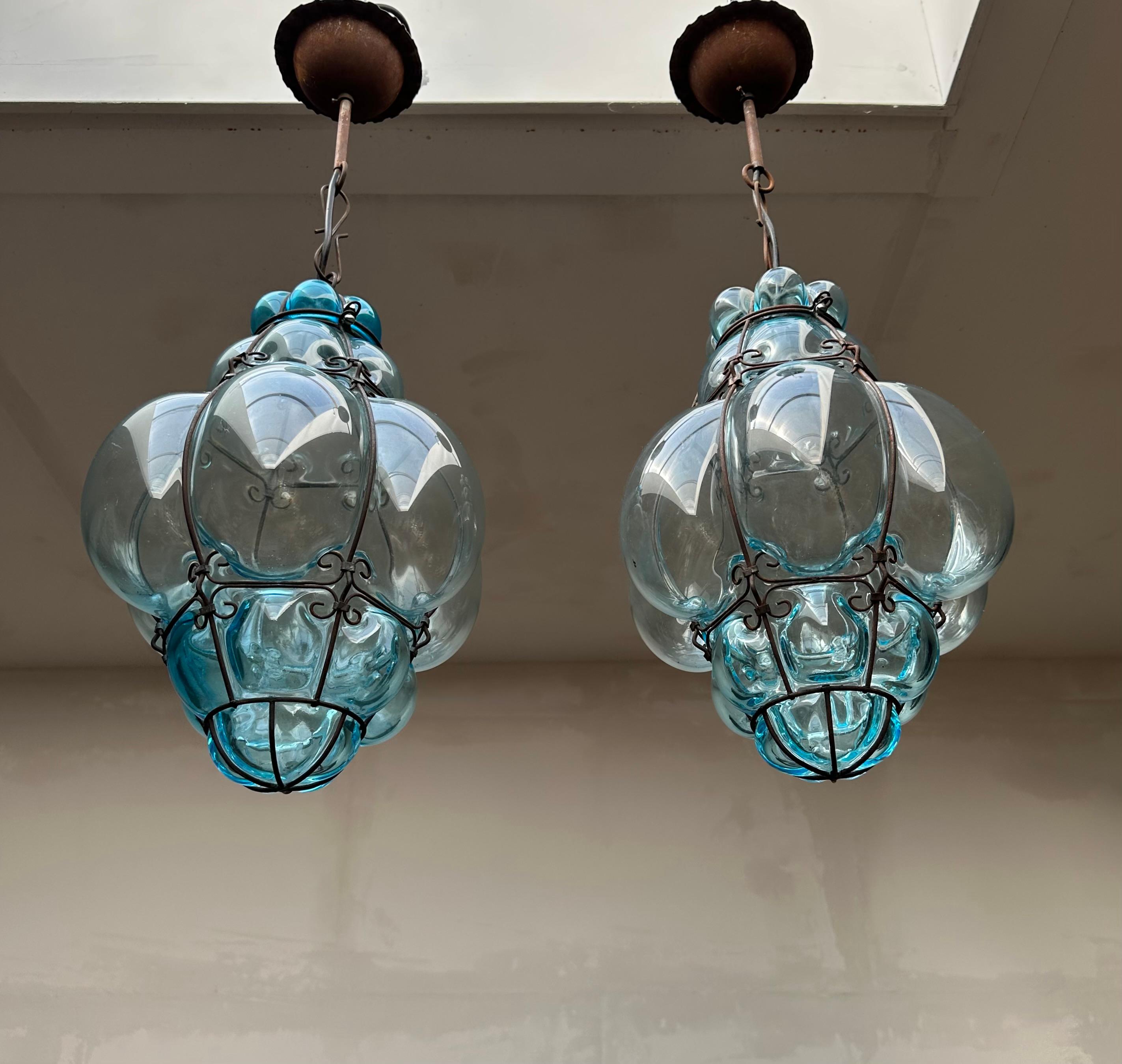 Paar venezianische Murano Pendelleuchten Mundgeblasenes blaues Glas in Eisenrahmen (Italienisch) im Angebot