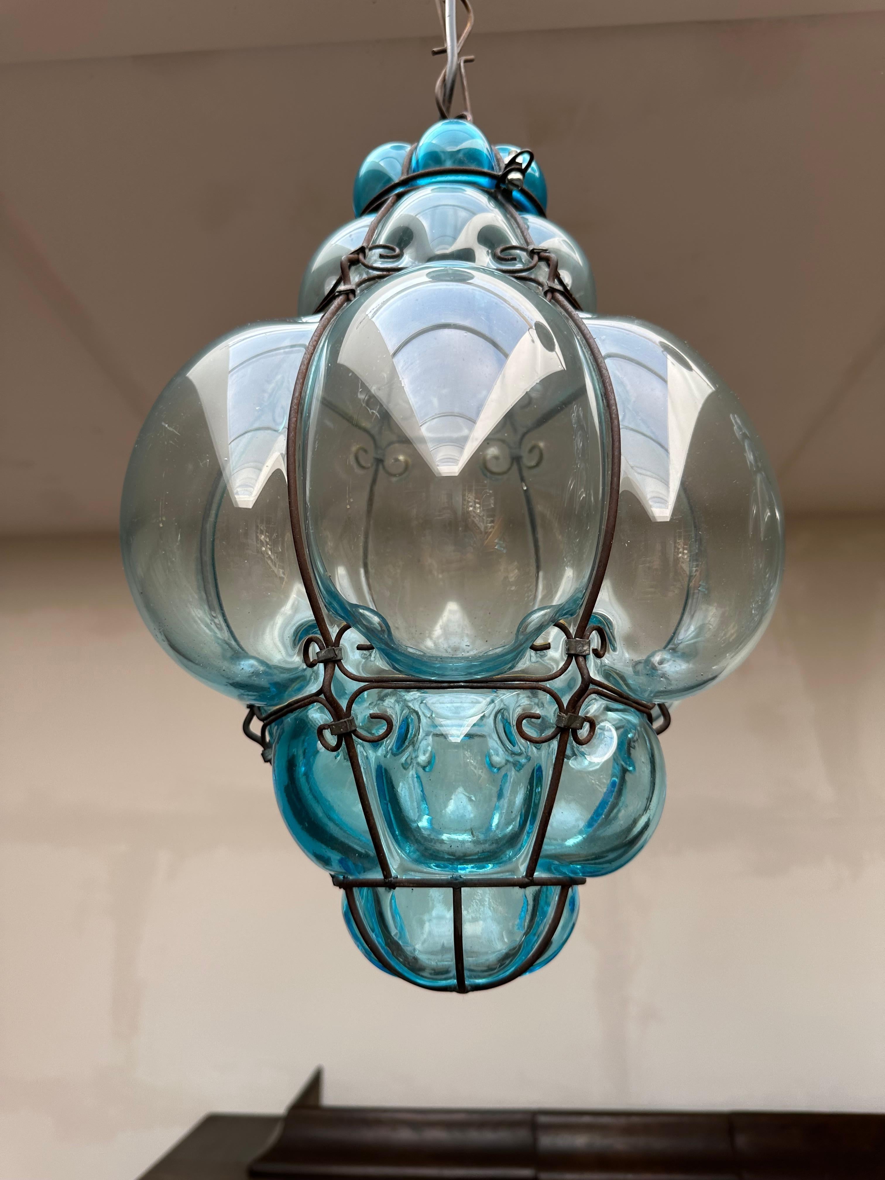 Paar venezianische Murano Pendelleuchten Mundgeblasenes blaues Glas in Eisenrahmen im Zustand „Gut“ im Angebot in Lisse, NL