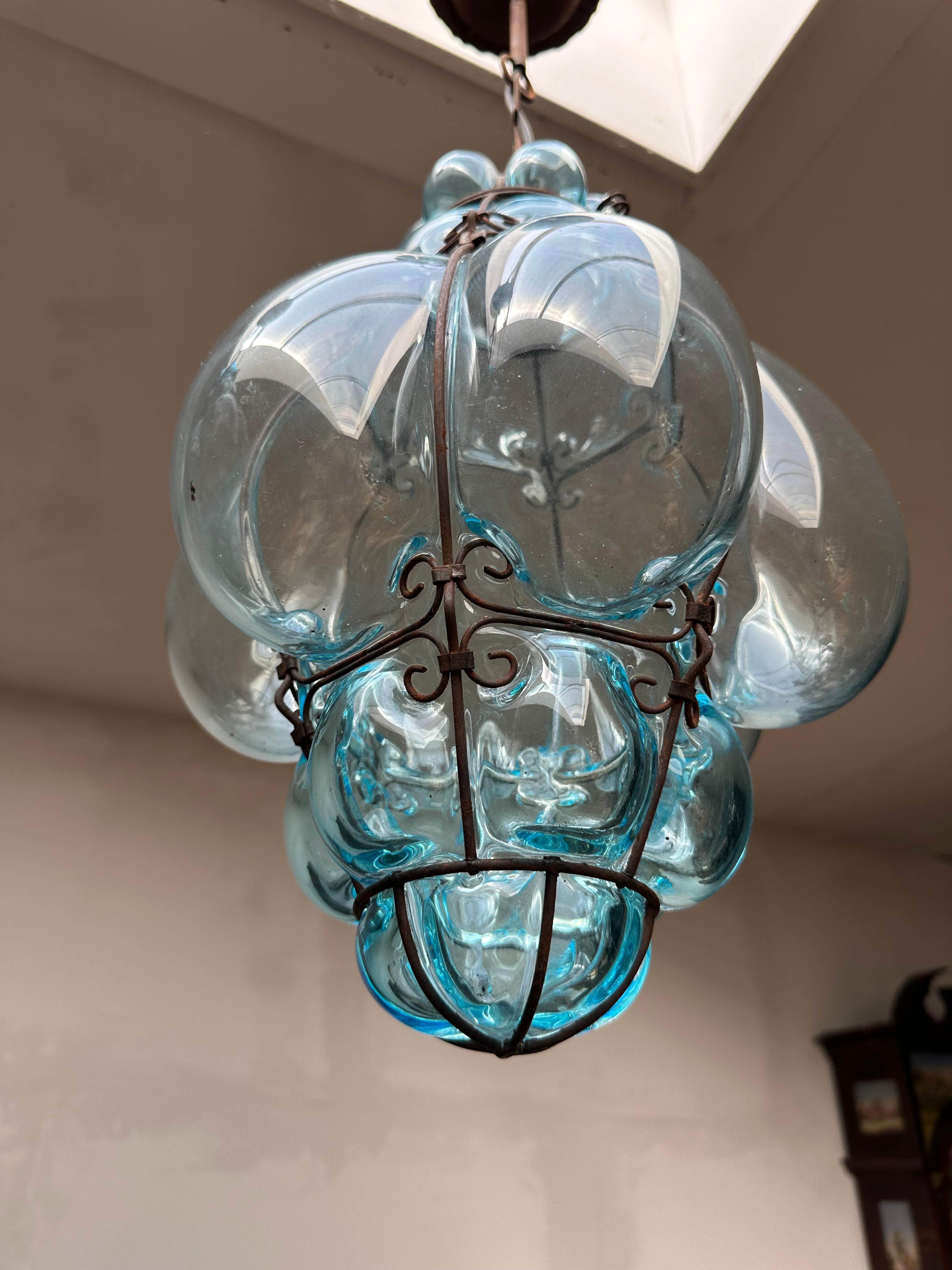 Paar venezianische Murano Pendelleuchten Mundgeblasenes blaues Glas in Eisenrahmen (20. Jahrhundert) im Angebot