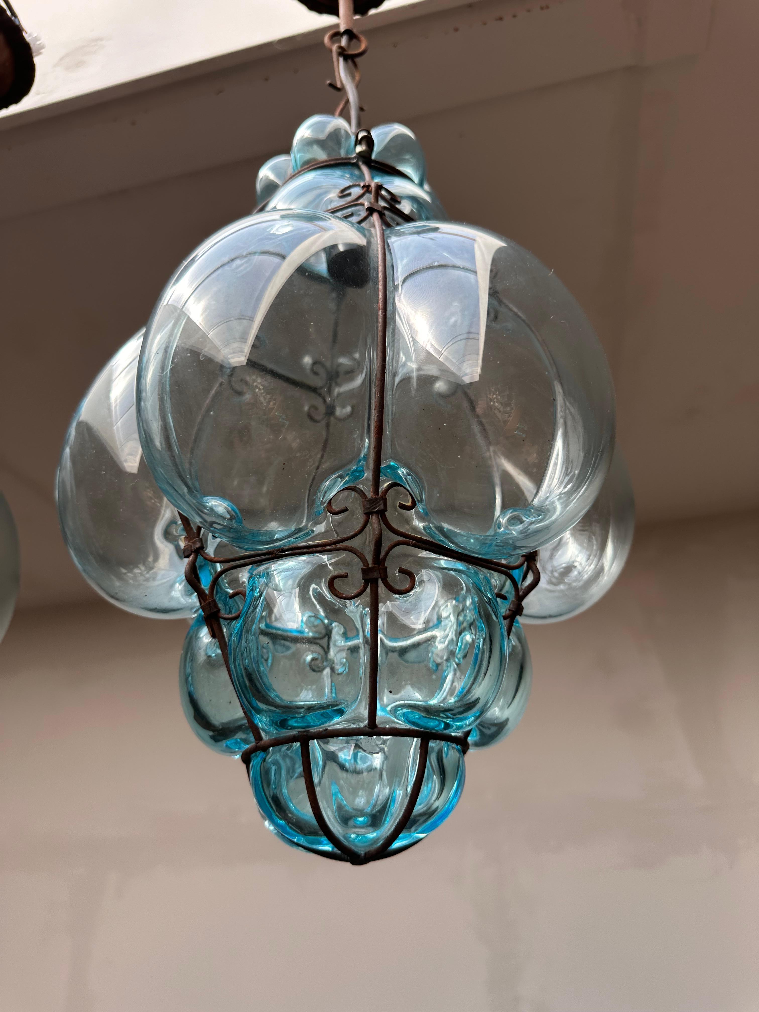 Paar venezianische Murano Pendelleuchten Mundgeblasenes blaues Glas in Eisenrahmen (Metall) im Angebot
