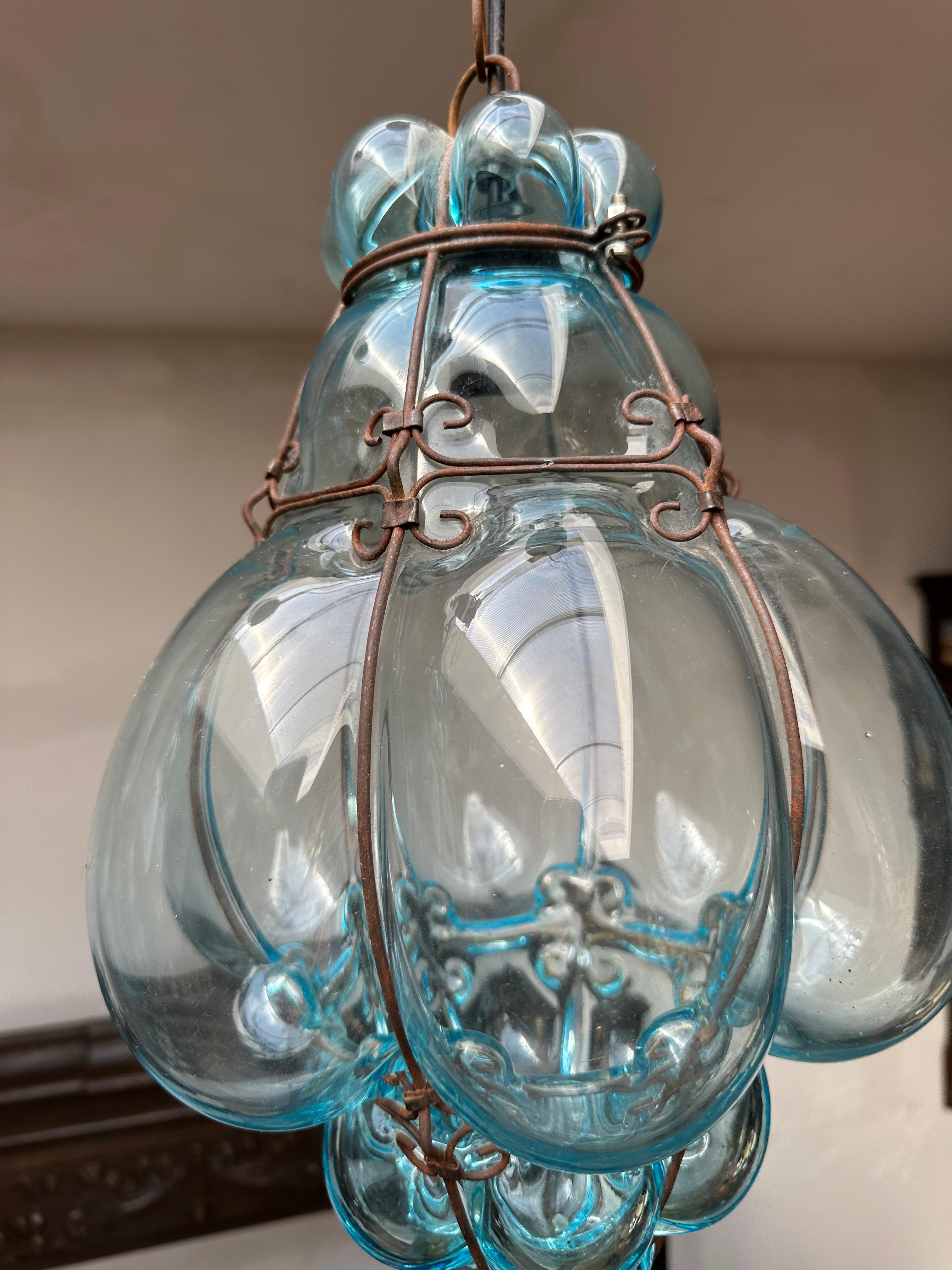 Paar venezianische Murano Pendelleuchten Mundgeblasenes blaues Glas in Eisenrahmen im Angebot 1