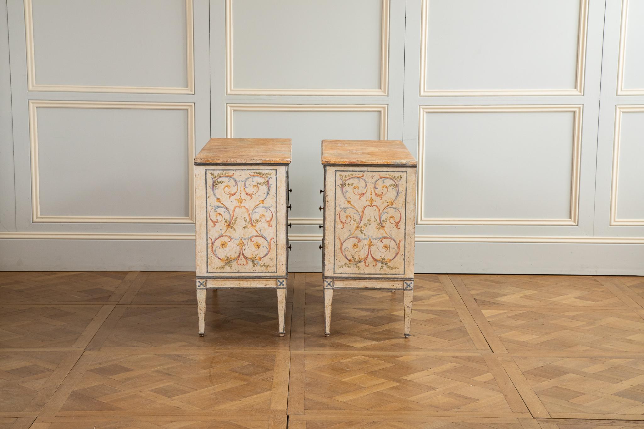 Pair of Venetian Neoclassical Hand Painted Commodes For Sale 1