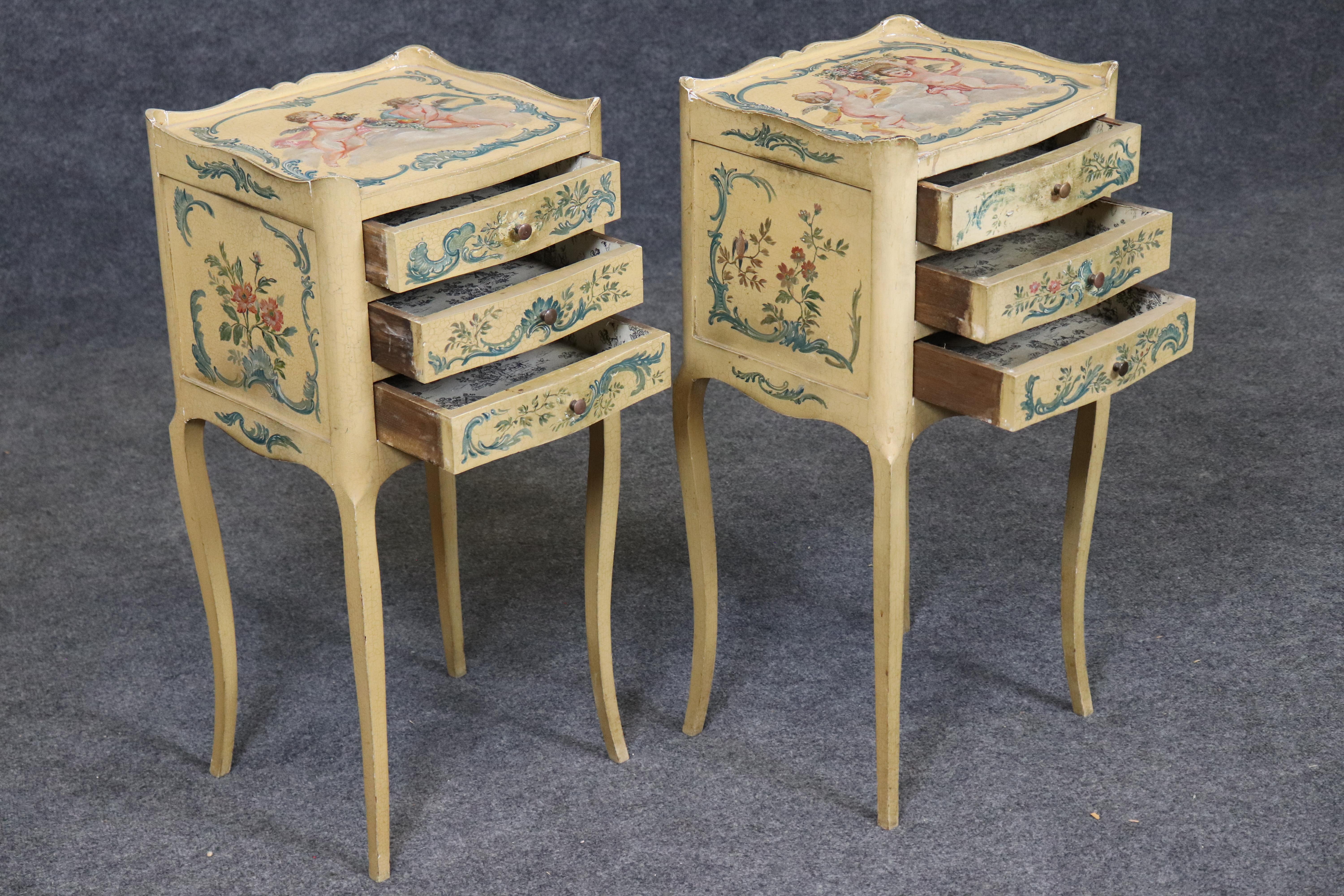Pair of venetian Paint Decorated Cherubs Putti Distressed Finish Night Stands in vendita 3