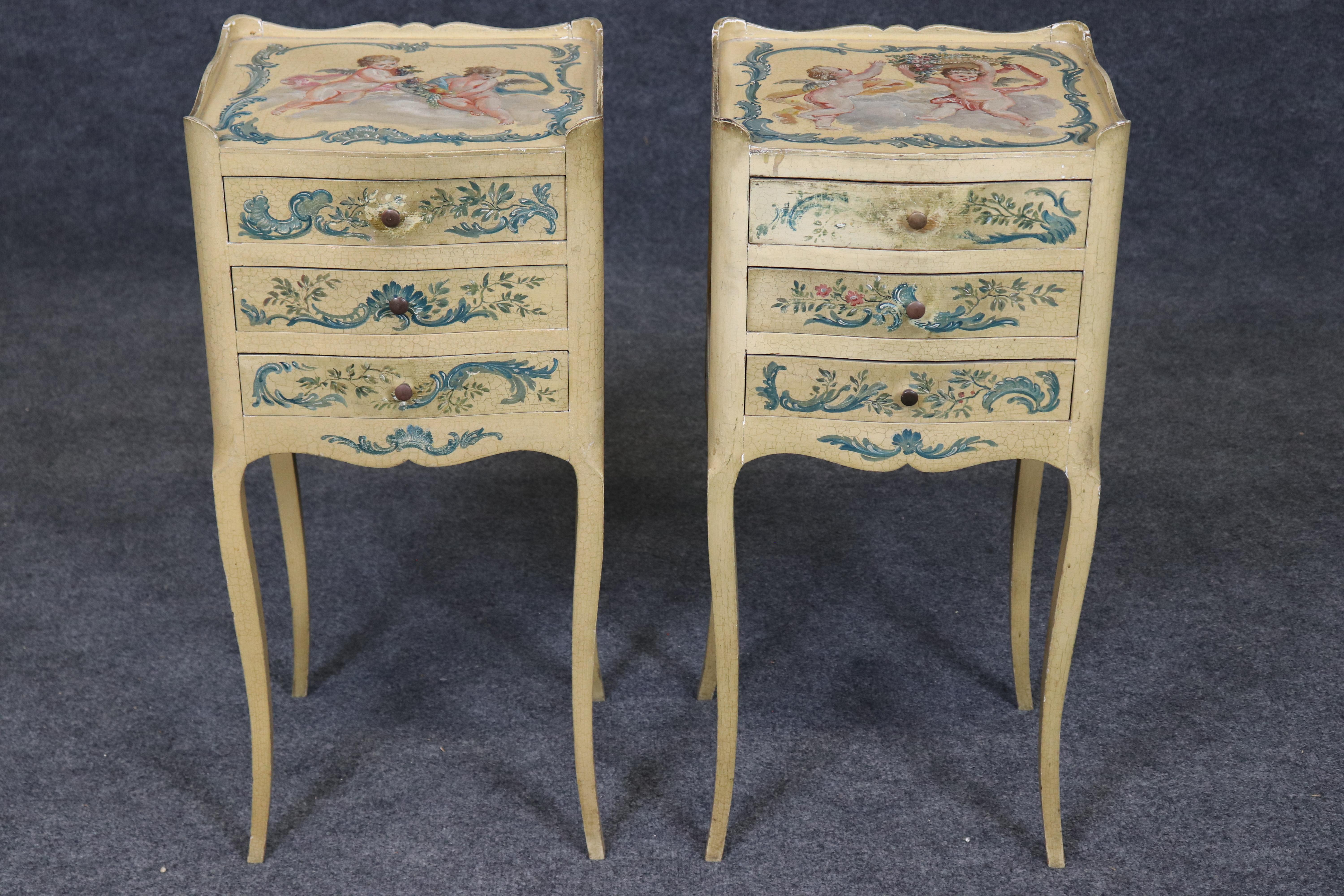 Luigi XV Pair of venetian Paint Decorated Cherubs Putti Distressed Finish Night Stands in vendita