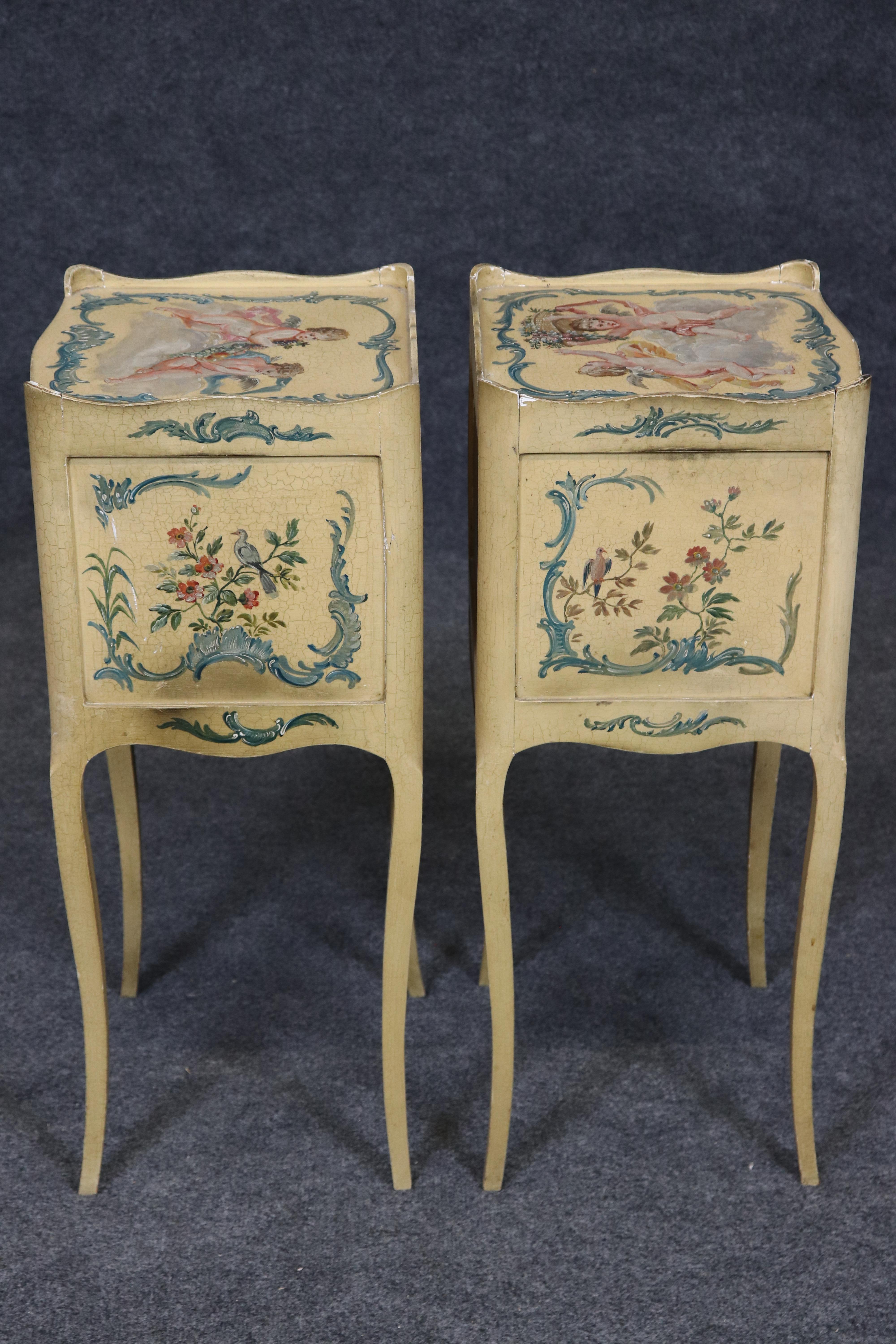 Italiano Pair of venetian Paint Decorated Cherubs Putti Distressed Finish Night Stands in vendita