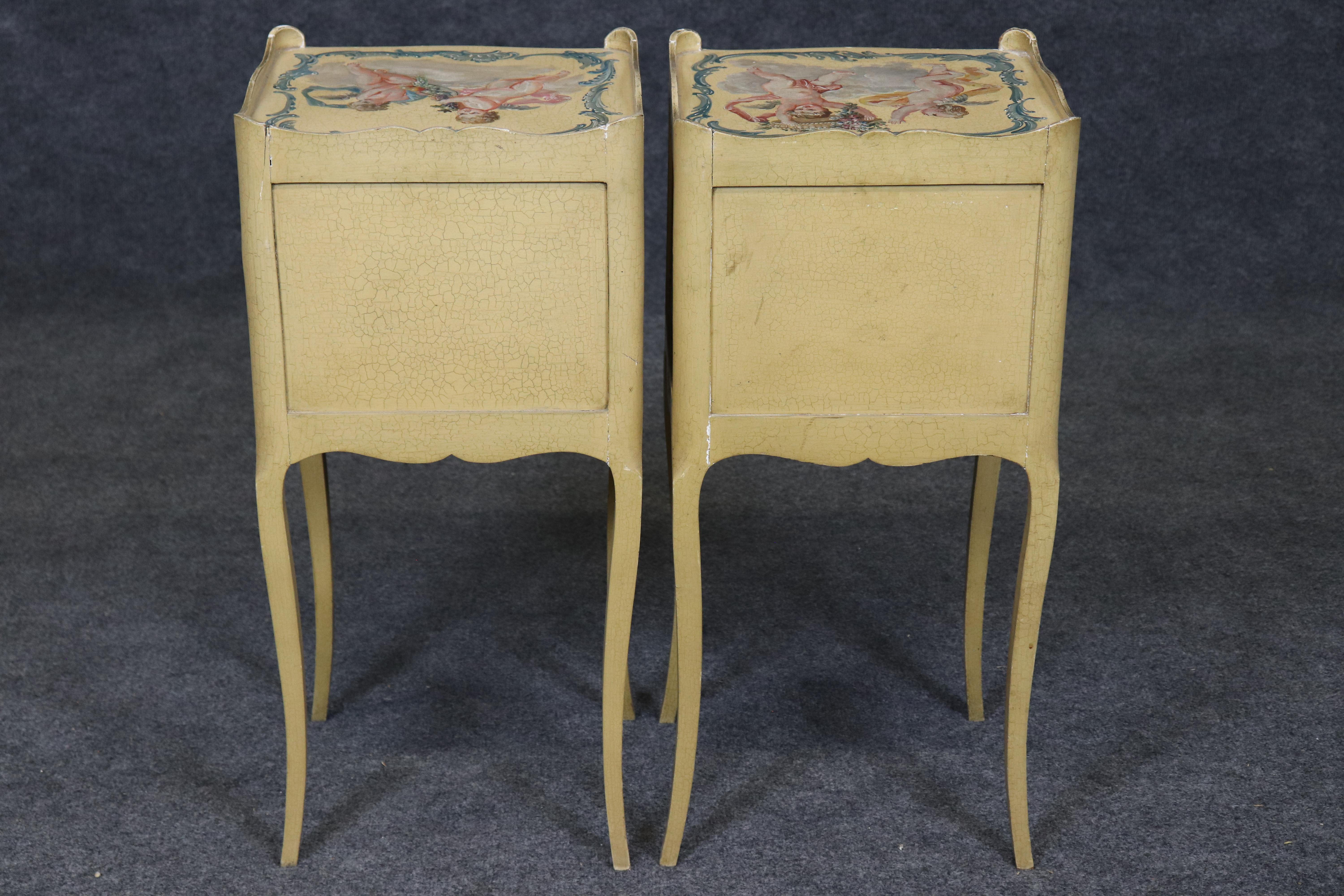 Pair of venetian Paint Decorated Cherubs Putti Distressed Finish Night Stands In condizioni buone in vendita a Swedesboro, NJ