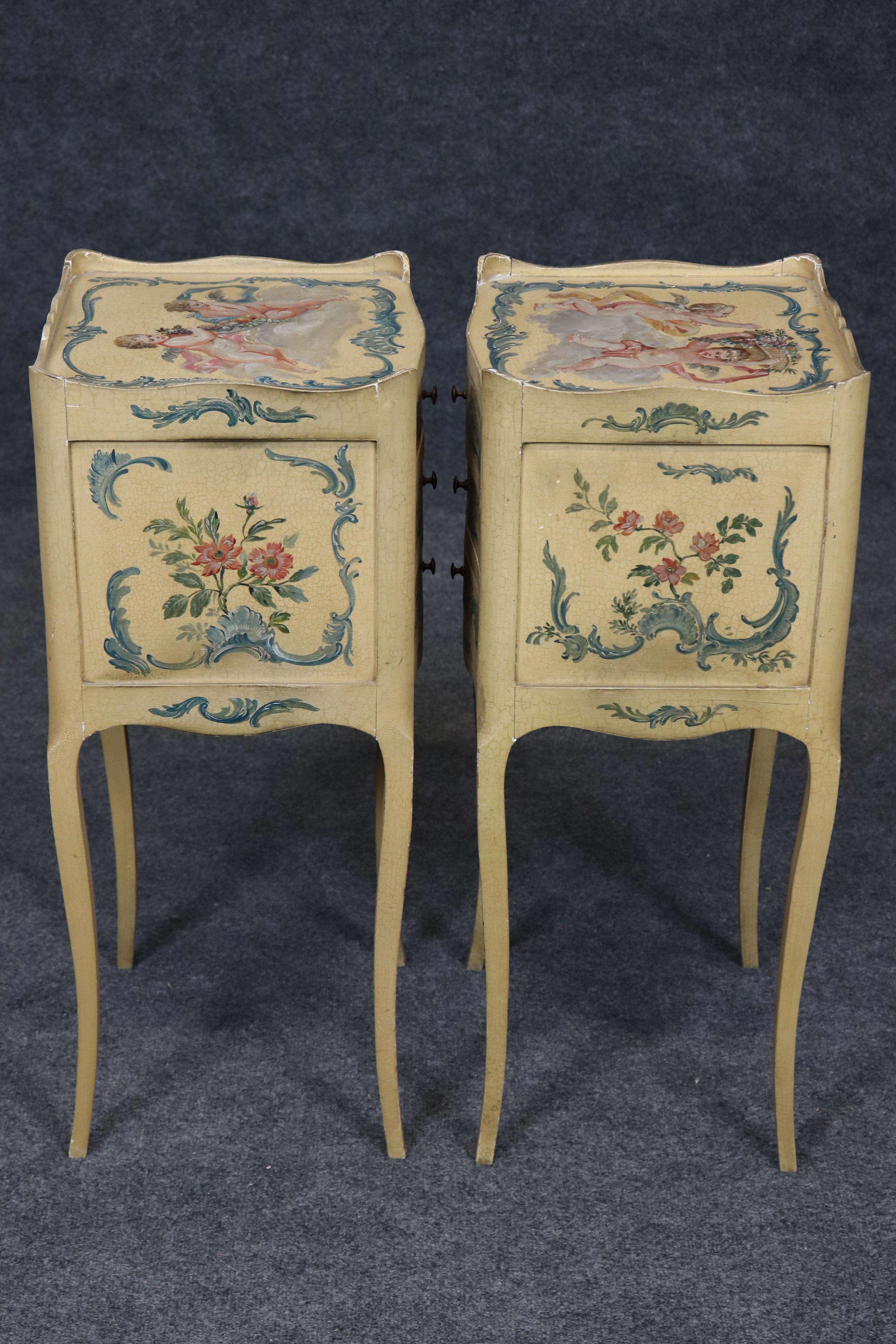 Inizio XX secolo Pair of venetian Paint Decorated Cherubs Putti Distressed Finish Night Stands in vendita