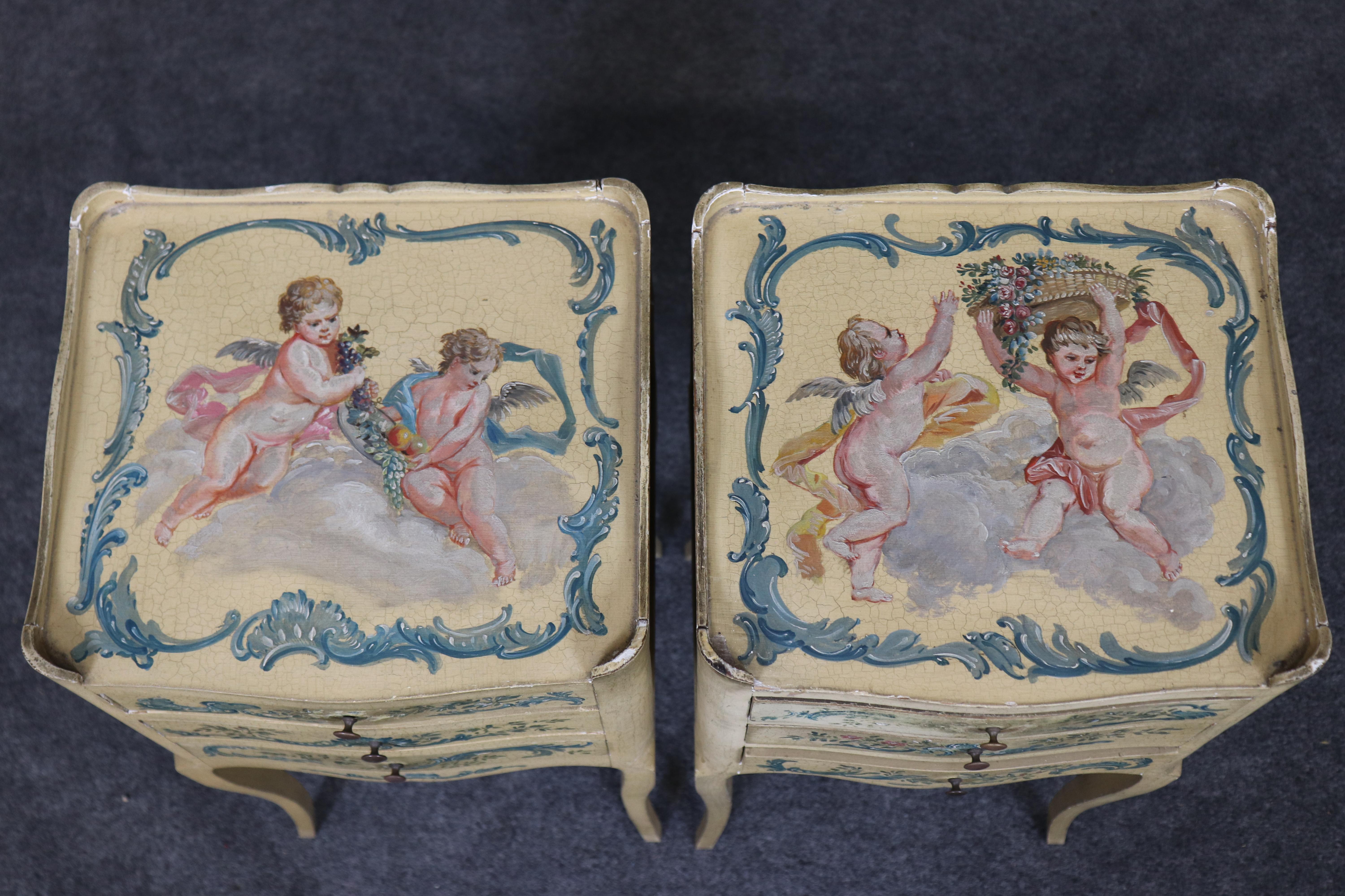 Noce Pair of venetian Paint Decorated Cherubs Putti Distressed Finish Night Stands in vendita