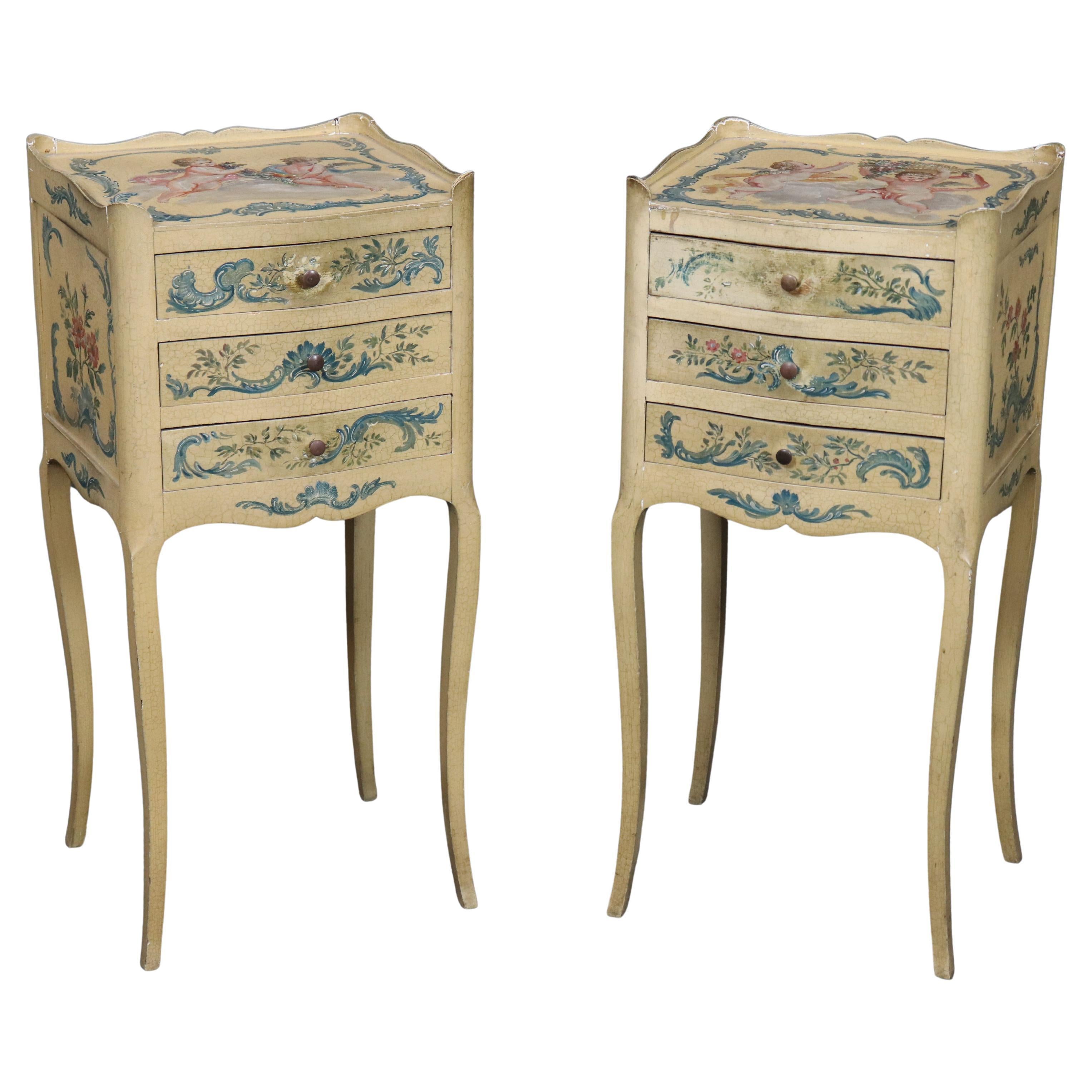 Pair of venetian Paint Decorated Cherubs Putti Distressed Finish Night Stands in vendita