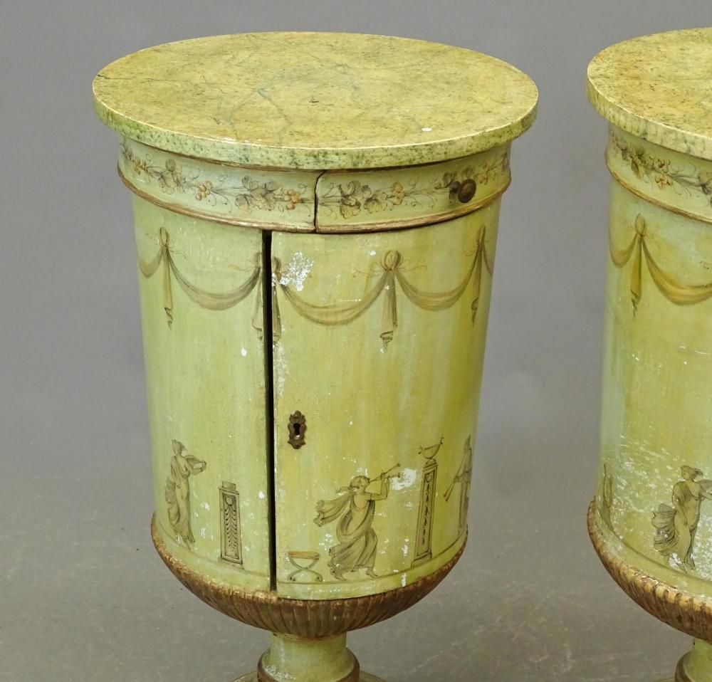Ein Paar venezianisch bemalte Urnenschränke. Neoklassizistische Figuren und Girlanden umgeben eine reizvolle Urnenform. Aufbewahrungsschrank und Schublade.