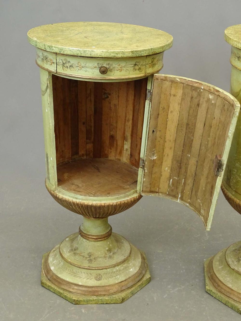Paar venezianische Urnenschränke in Form einer venezianischen Farbe für den Nachttisch oder die Beistellschränke (Neoklassisch) im Angebot