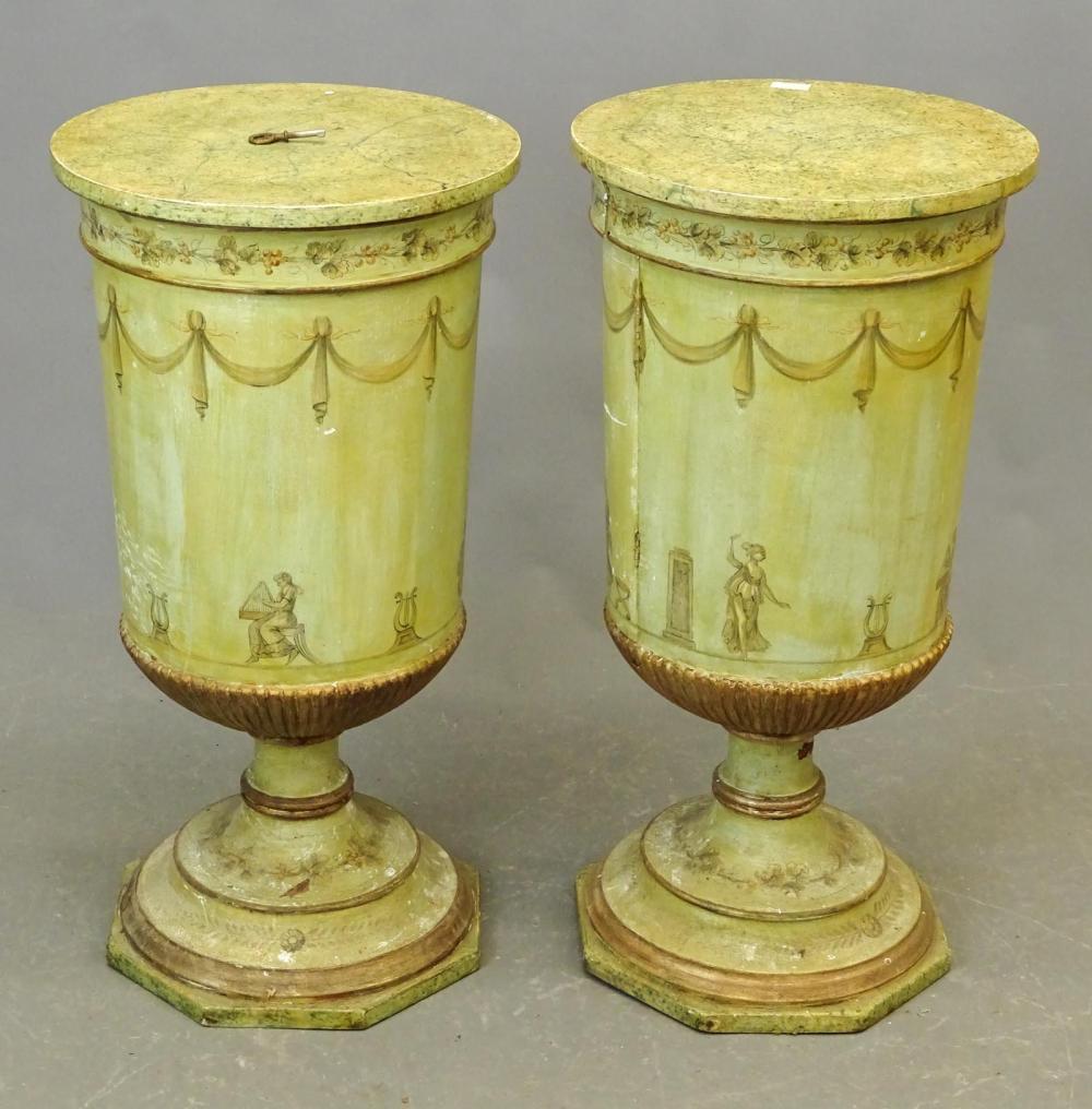 Paar venezianische Urnenschränke in Form einer venezianischen Farbe für den Nachttisch oder die Beistellschränke (Italienisch) im Angebot