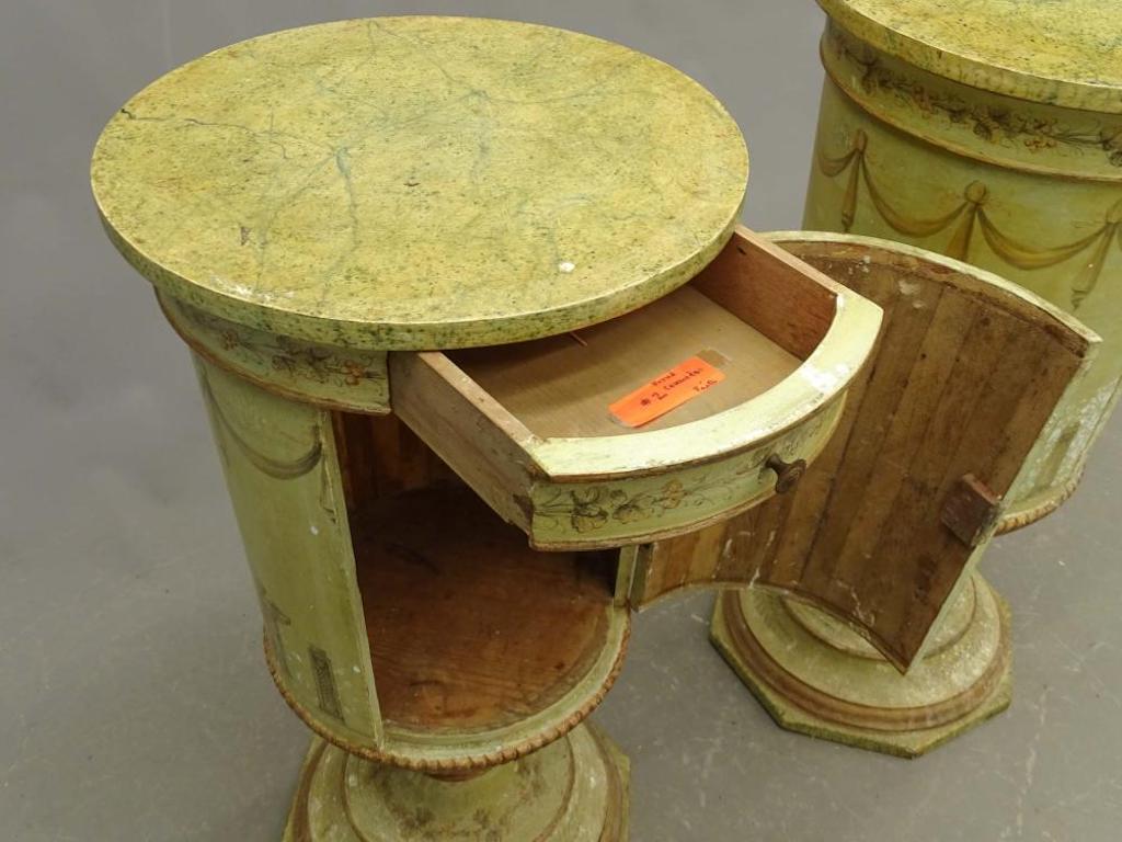 Paar venezianische Urnenschränke in Form einer venezianischen Farbe für den Nachttisch oder die Beistellschränke im Zustand „Gut“ im Angebot in Essex, MA