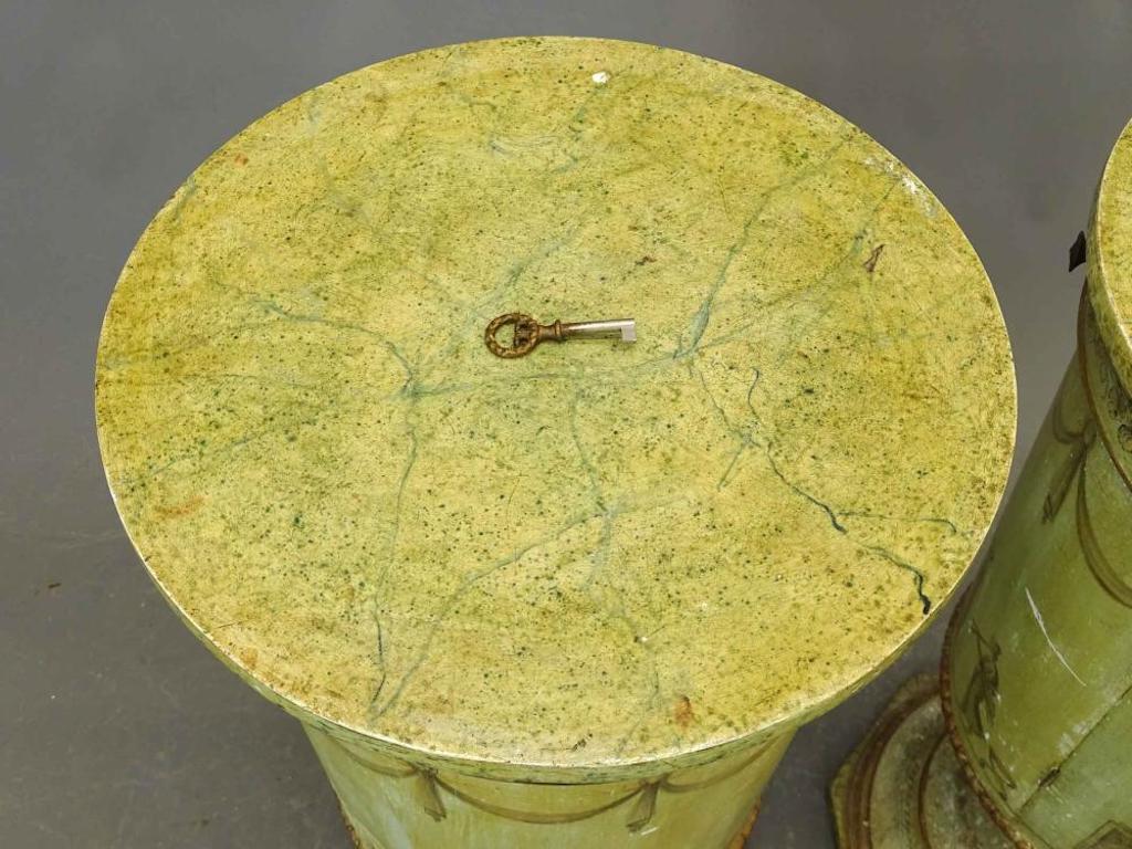 Paar venezianische Urnenschränke in Form einer venezianischen Farbe für den Nachttisch oder die Beistellschränke (19. Jahrhundert) im Angebot