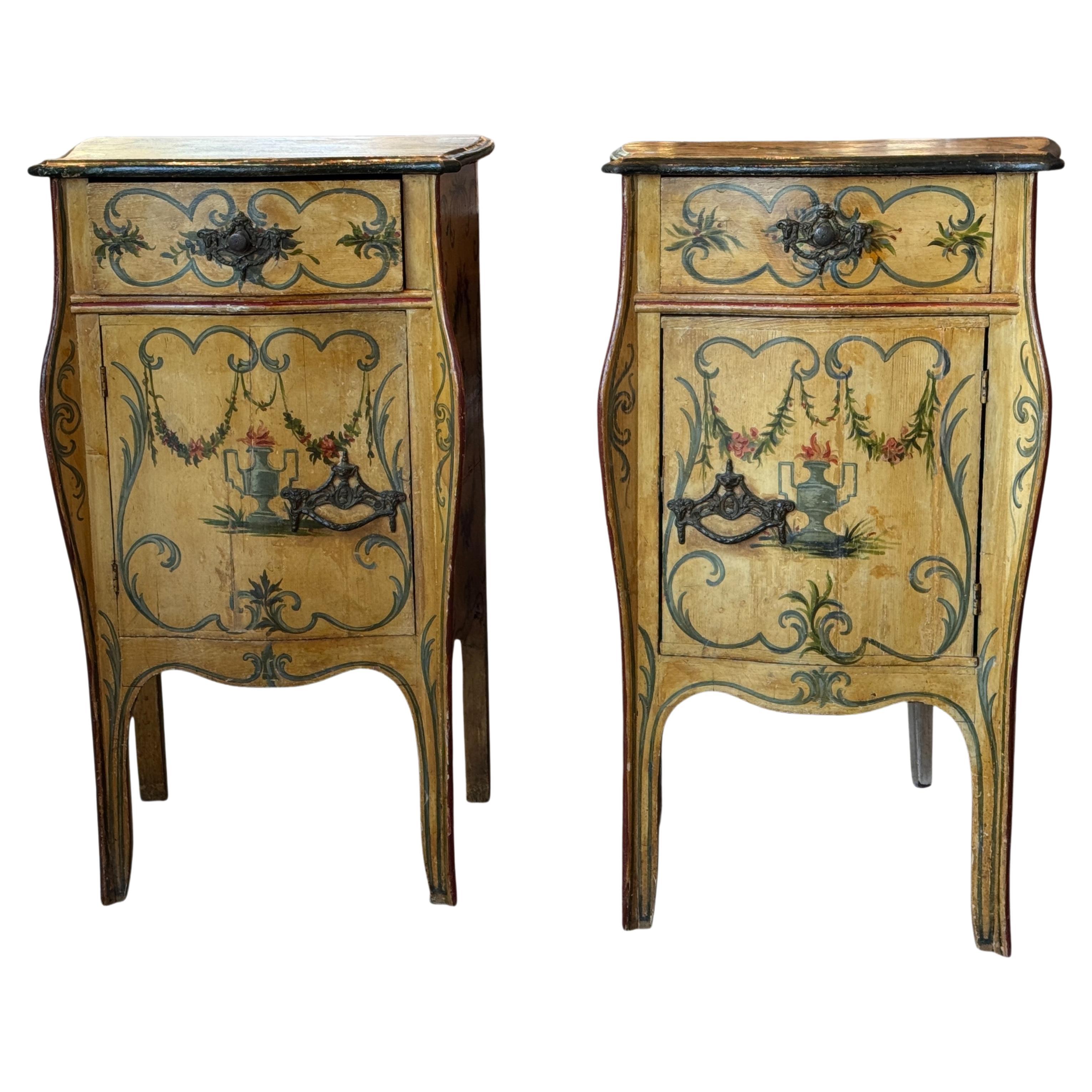 Coppia di armadi veneziani dipinti