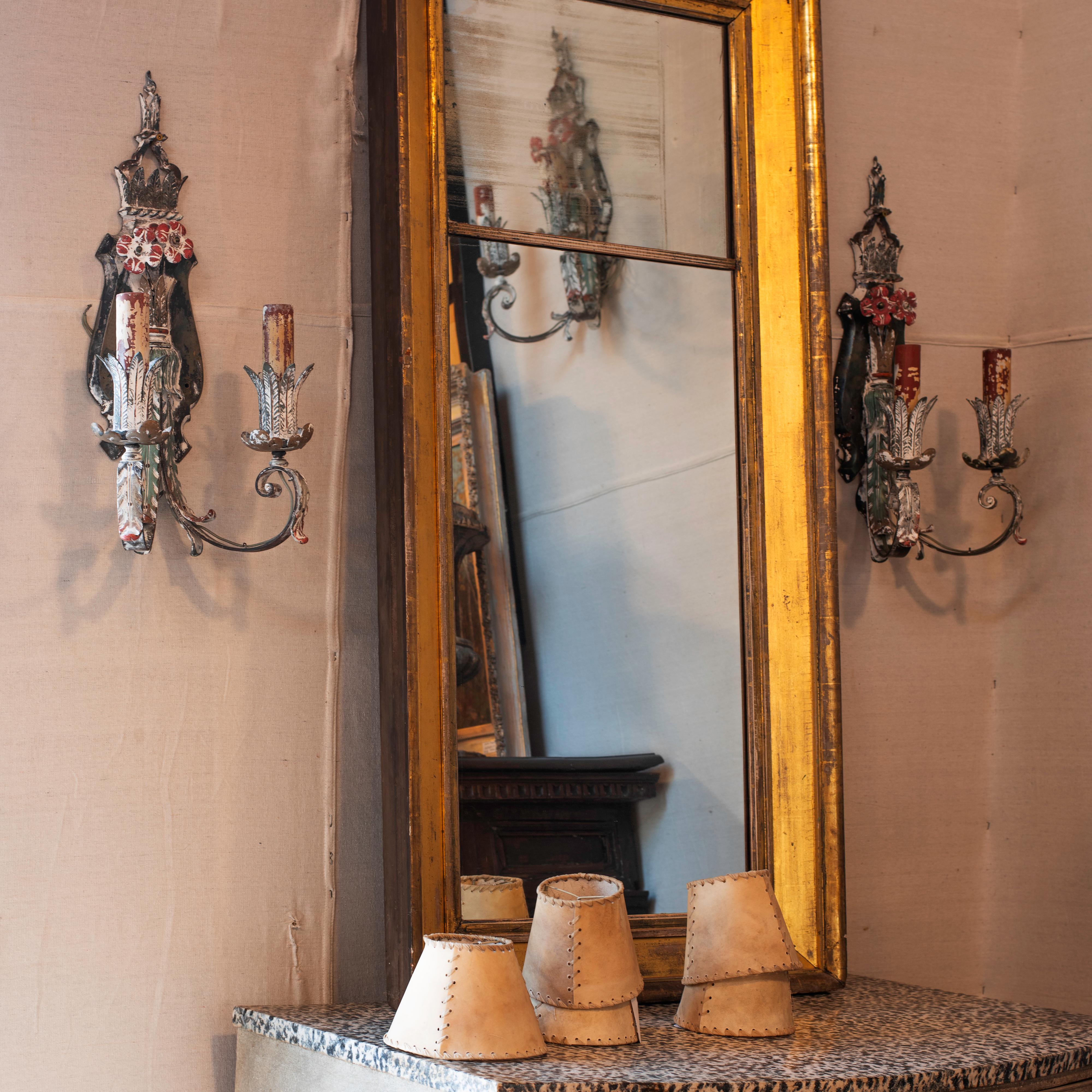 Deux paires d'appliques vénitiennes en bronze polychrome avec flore, bras de bougie, bâtons de bougie peints et câblés pour utilisation. En bon état d'ancienneté. Prix et vente par paire, deux paires disponibles

Dimensions : 22 