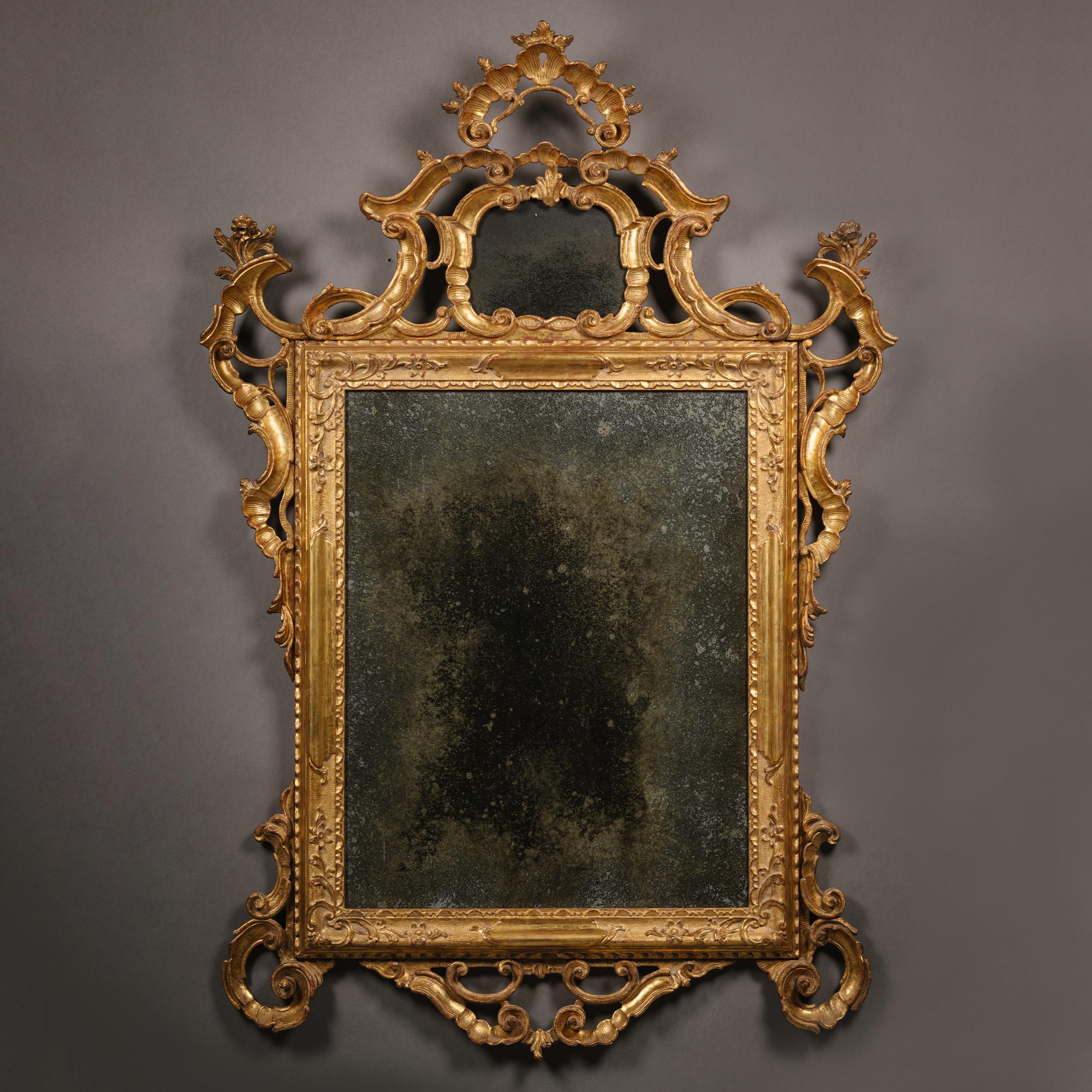 Rococo Paire de miroirs vénitiens rococo en bois doré sculpté en vente