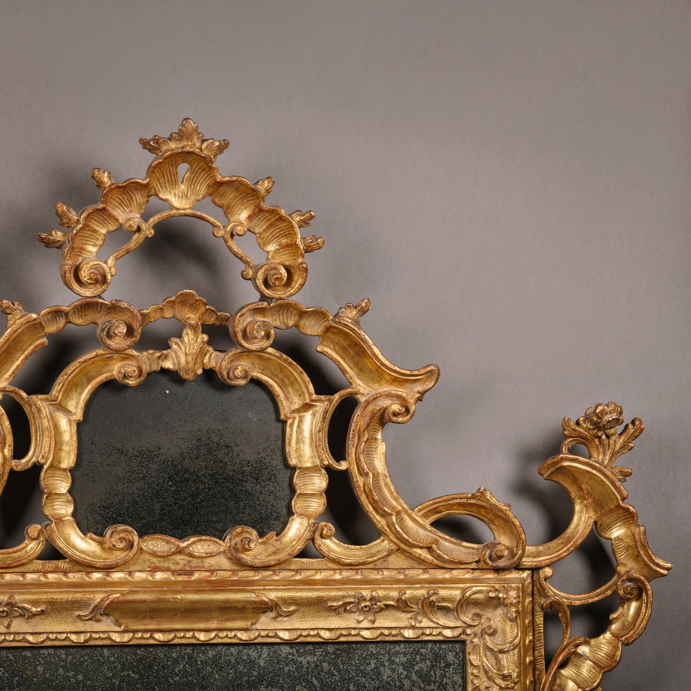 italien Paire de miroirs vénitiens rococo en bois doré sculpté en vente