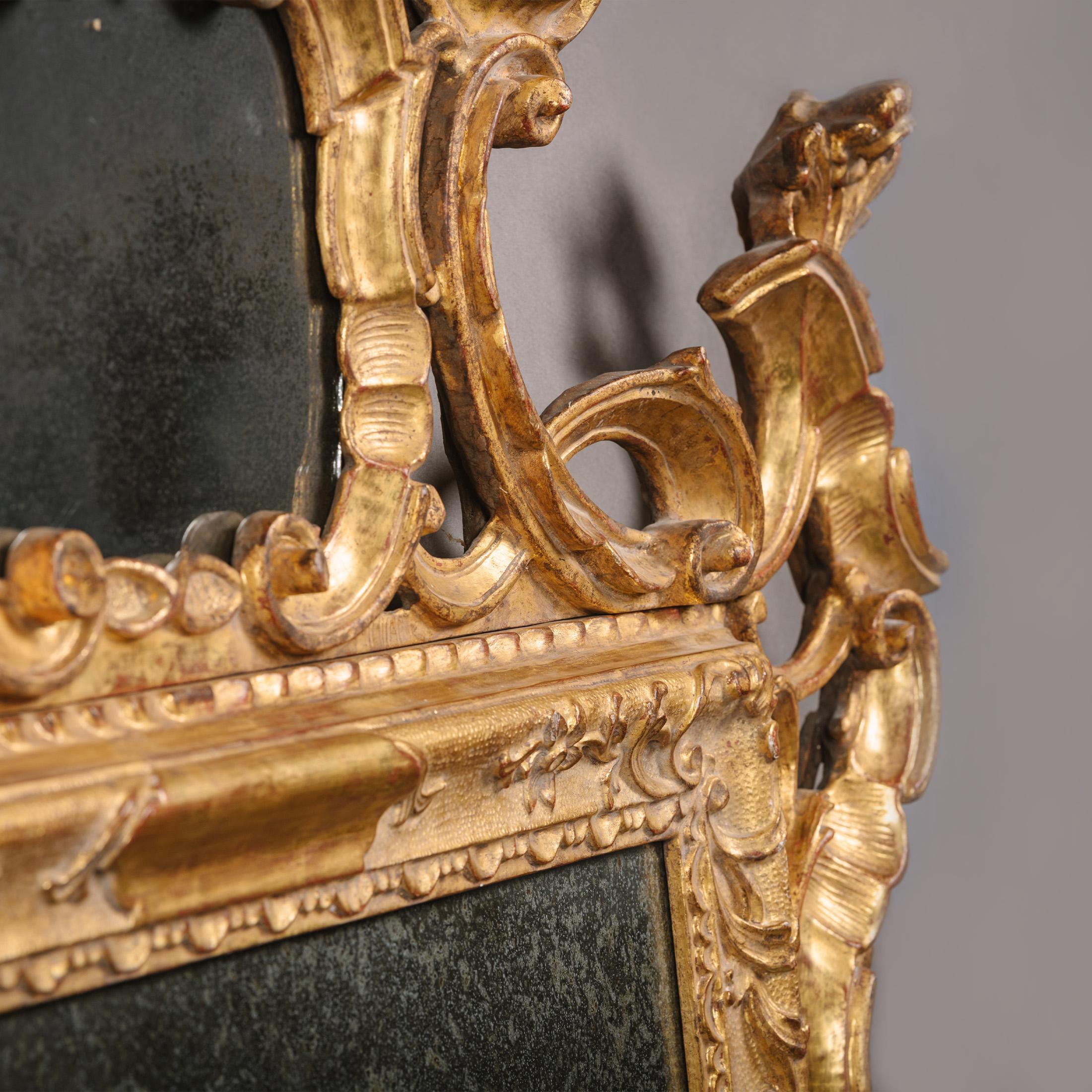 Sculpté Paire de miroirs vénitiens rococo en bois doré sculpté en vente