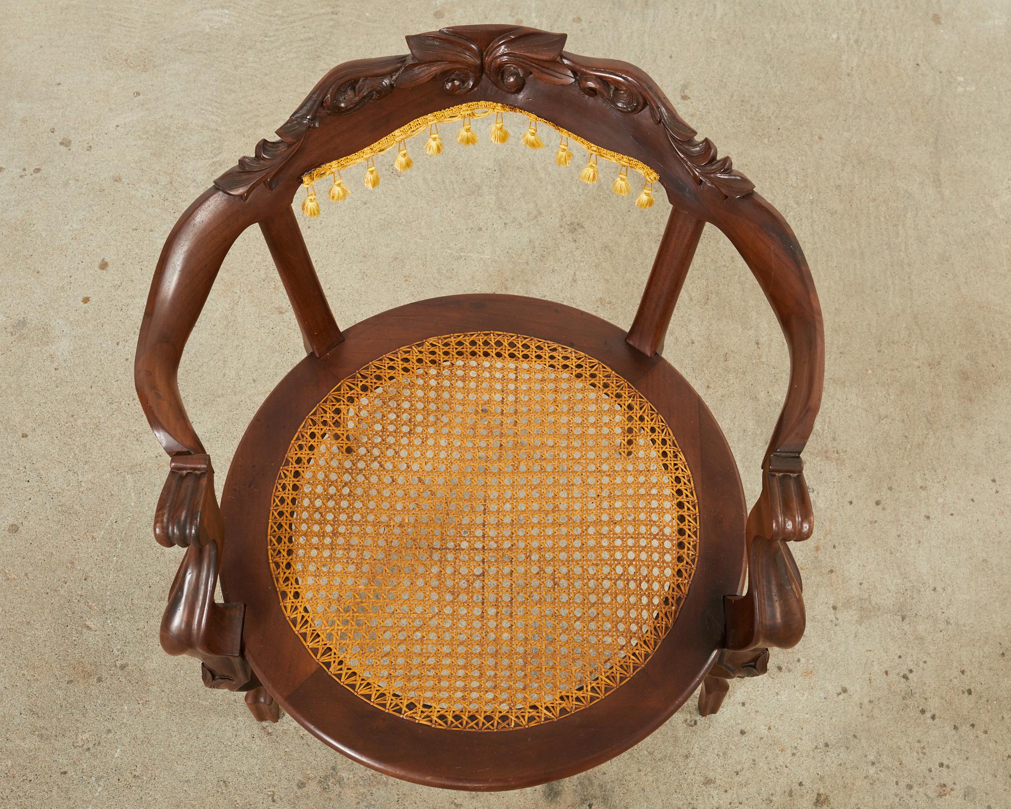 Paire de fauteuils barils cannés de style rococo vénitien en vente 2