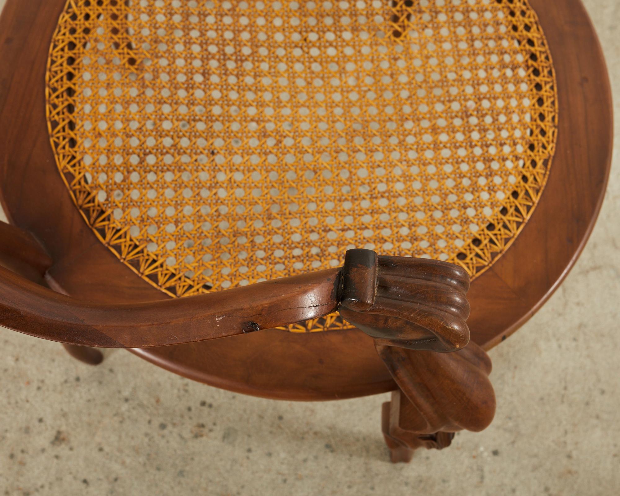 Paar venezianische Fass-Sessel im Rokoko-Stil mit Rohrgeflecht im Angebot 8