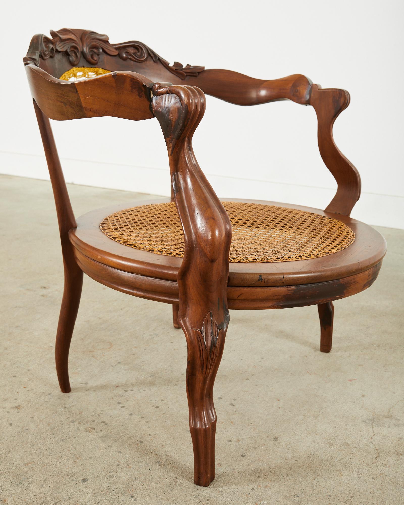 Paar venezianische Fass-Sessel im Rokoko-Stil mit Rohrgeflecht im Angebot 9