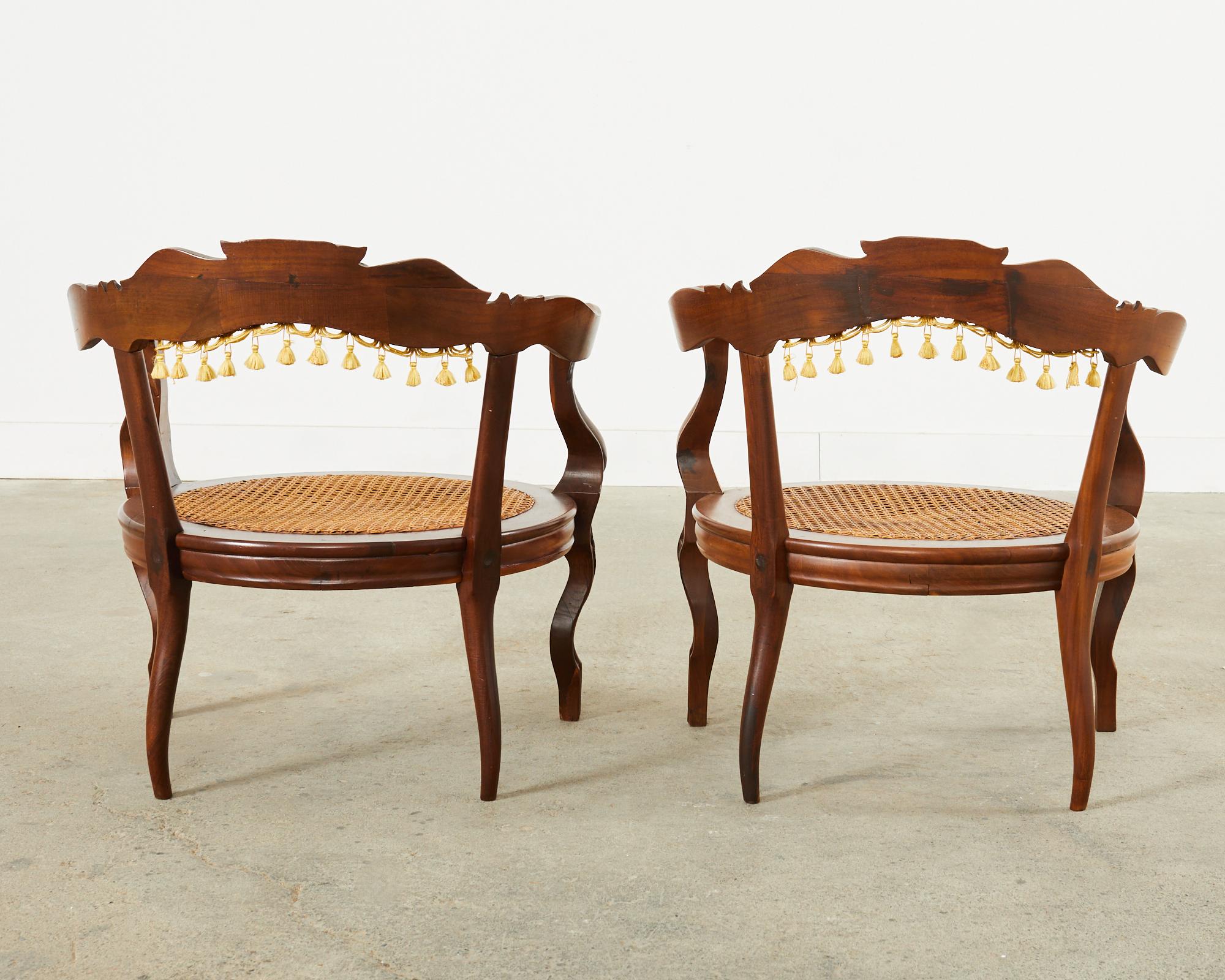 Paire de fauteuils barils cannés de style rococo vénitien en vente 11