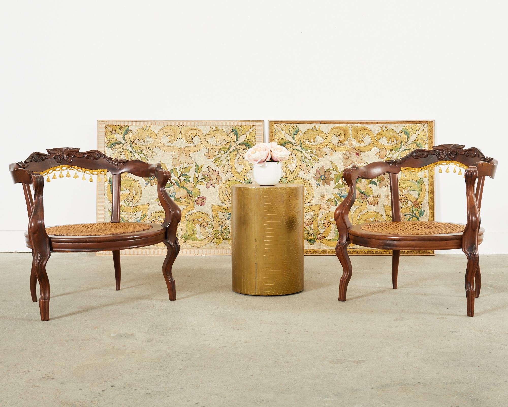Skurriles Paar handgeschnitzter Hartholzsessel oder Dielenstühle im Stil des venezianischen Rokoko. Die Stühle haben eine runde Sitzfläche und ein Gestell in Form einer Tonnenlehne. Die großzügige Sitzfläche hat einen Rohrboden und anmutig